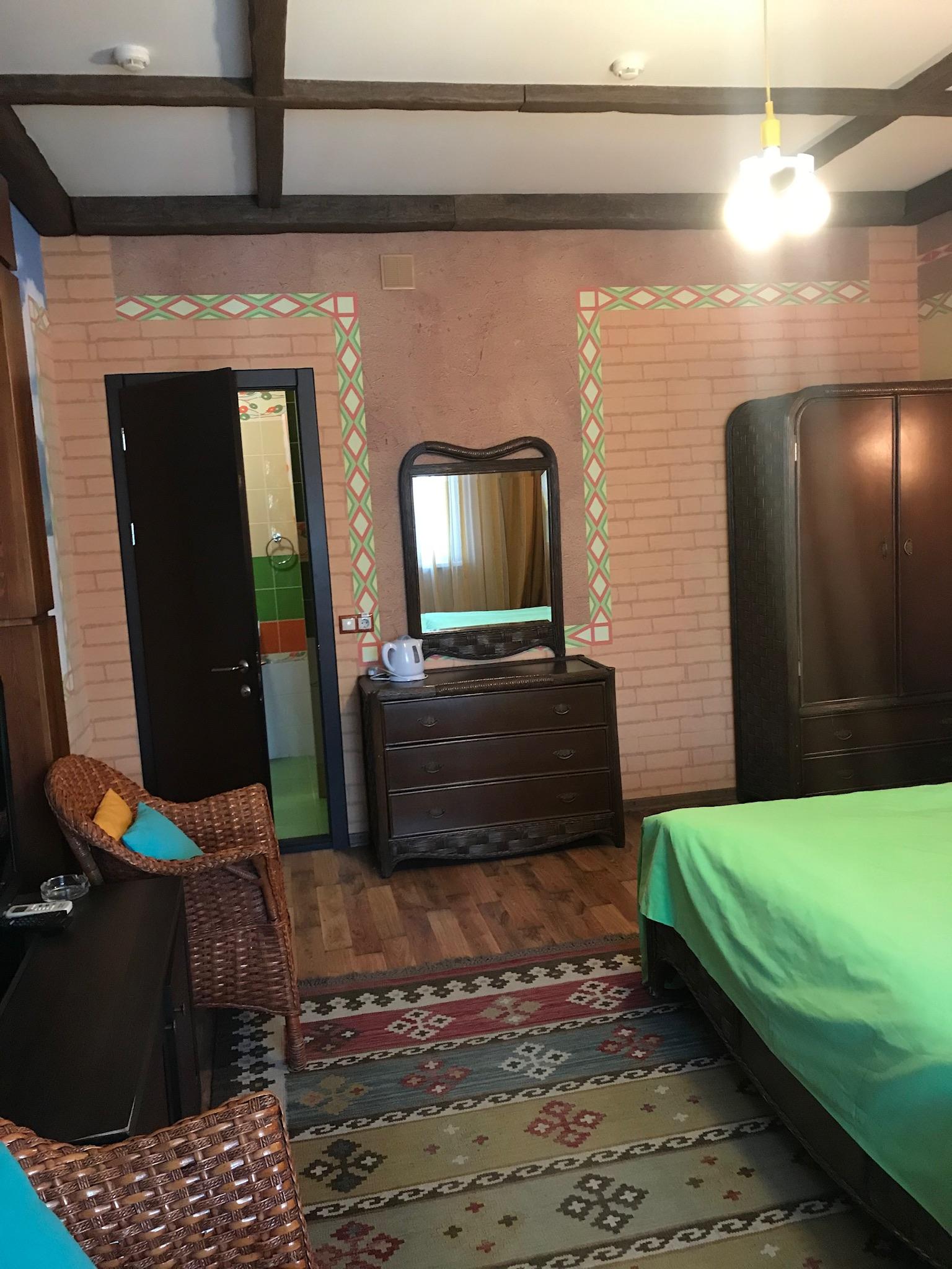 Двухместный номер с двуспальной кроватью и дополнительной кроватью