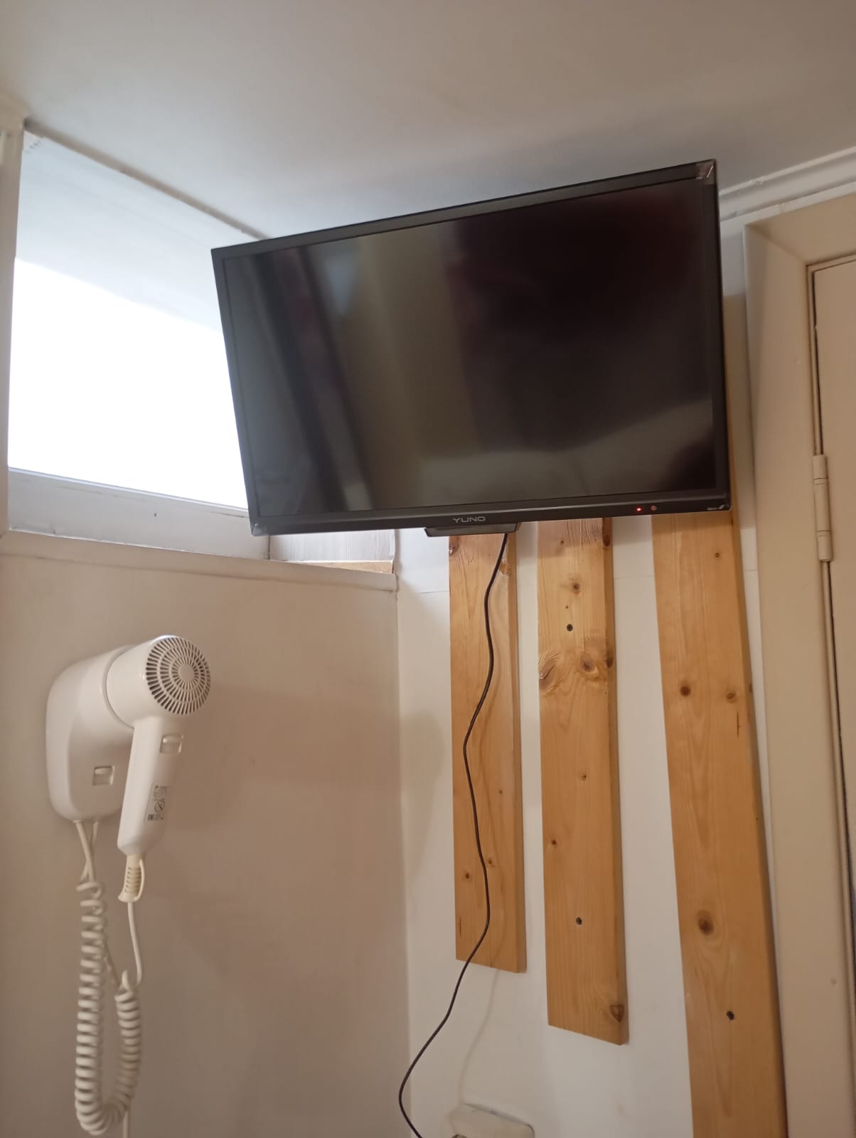 Двухместная номер - капсула с душем и туалетом маленькое окно