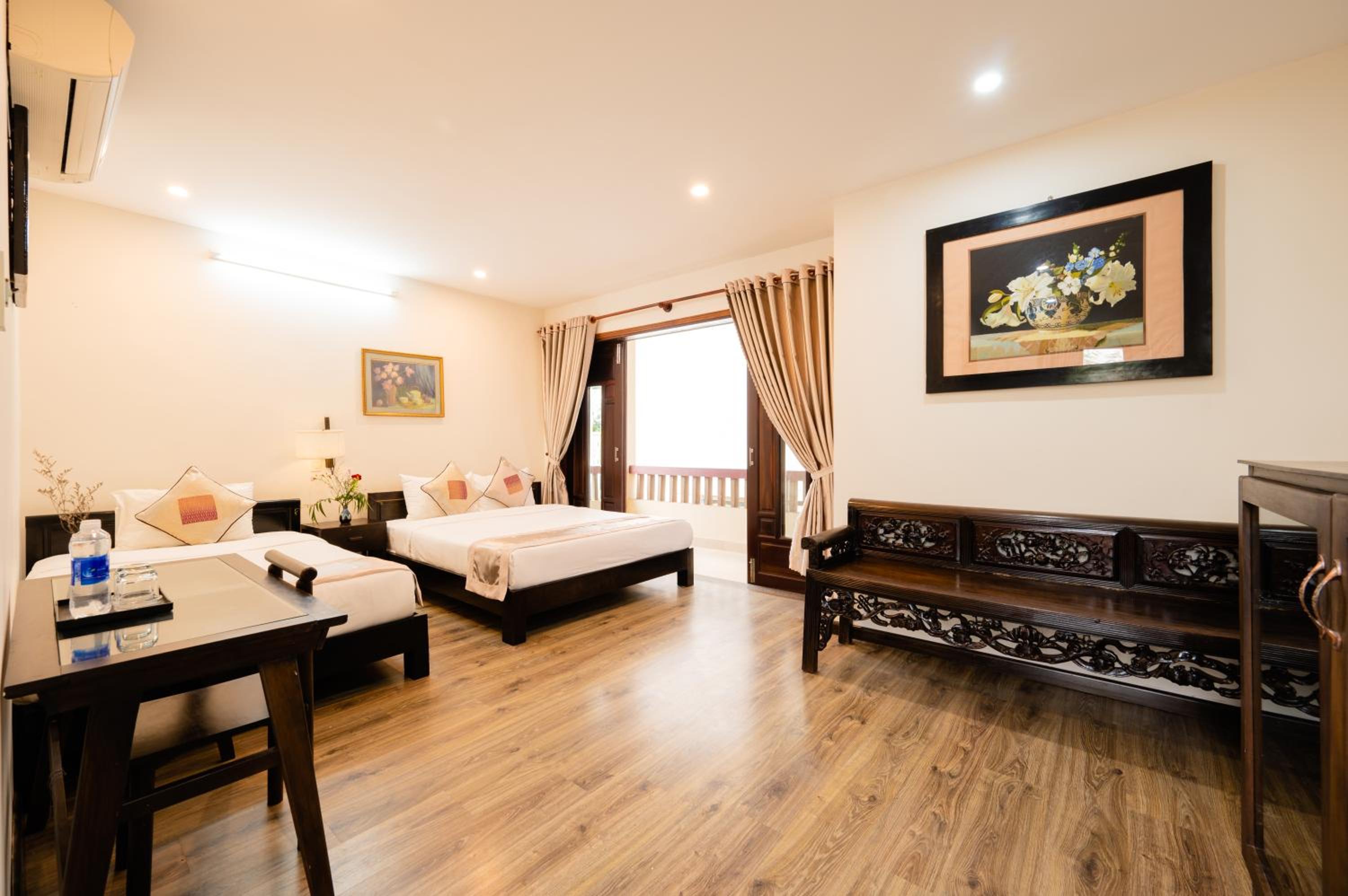 Family Room with Garden View