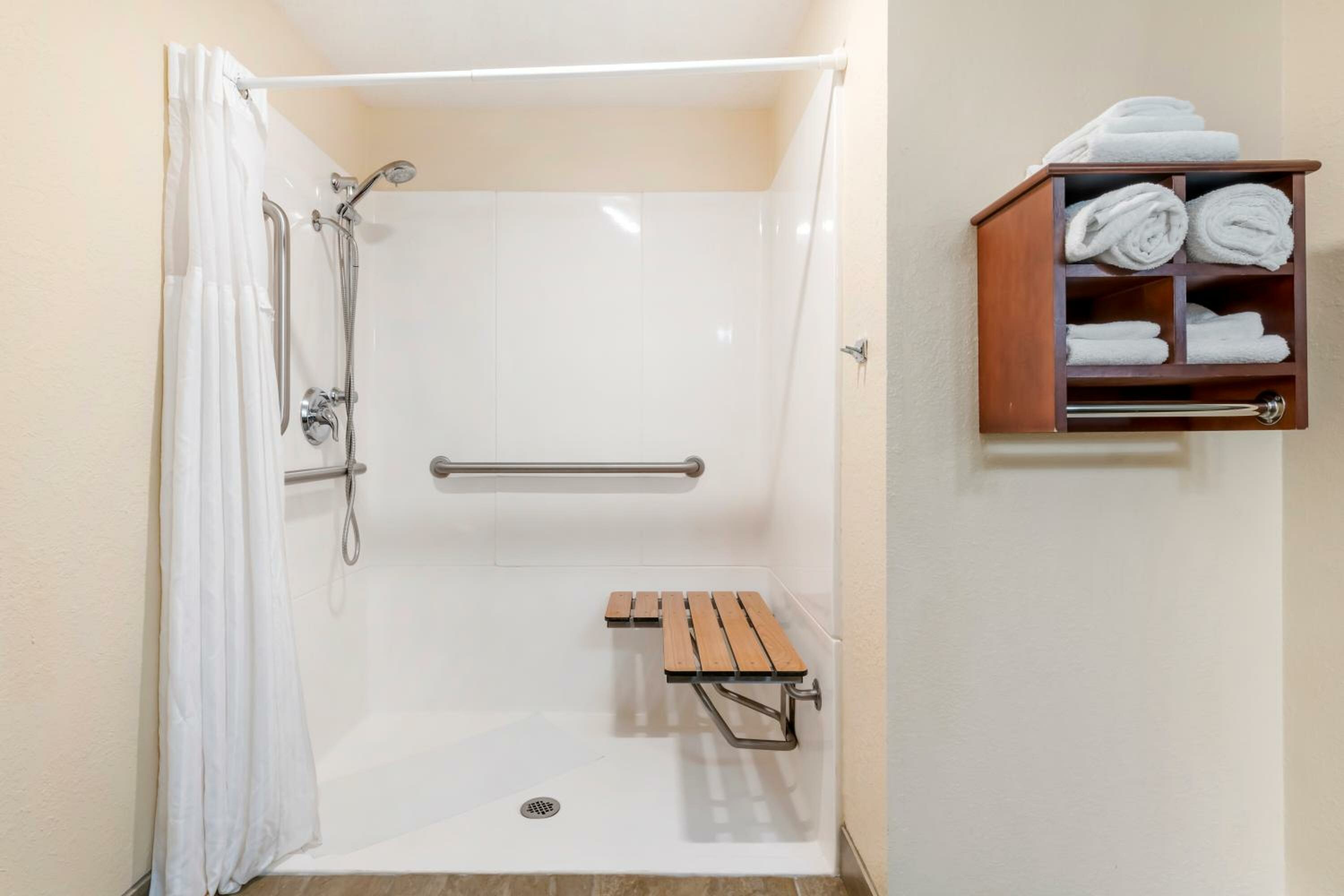 King Room with Bath Tub - Mobility Accessible/Non-Smoking