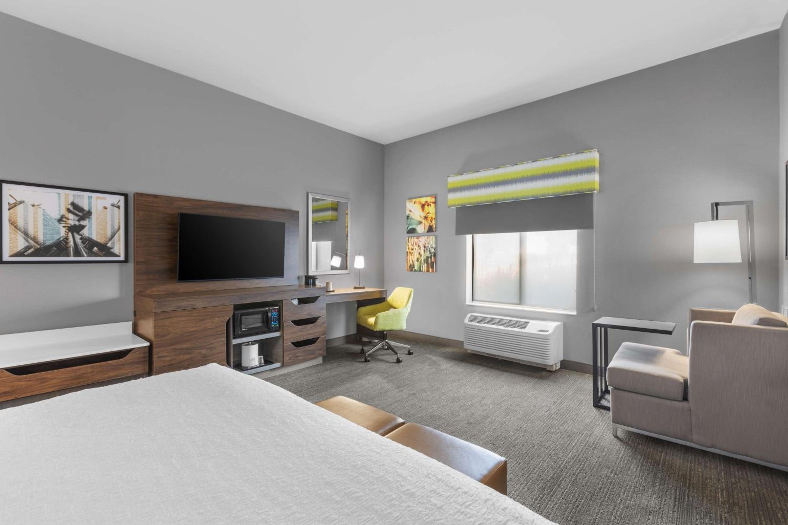 King Room with King Bed - Non-Smoking