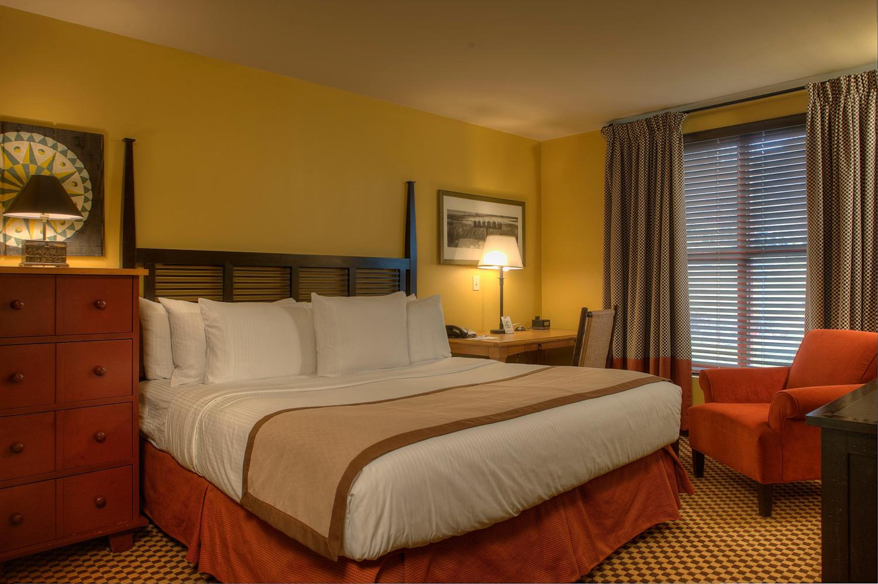 King Suite with Mountain View