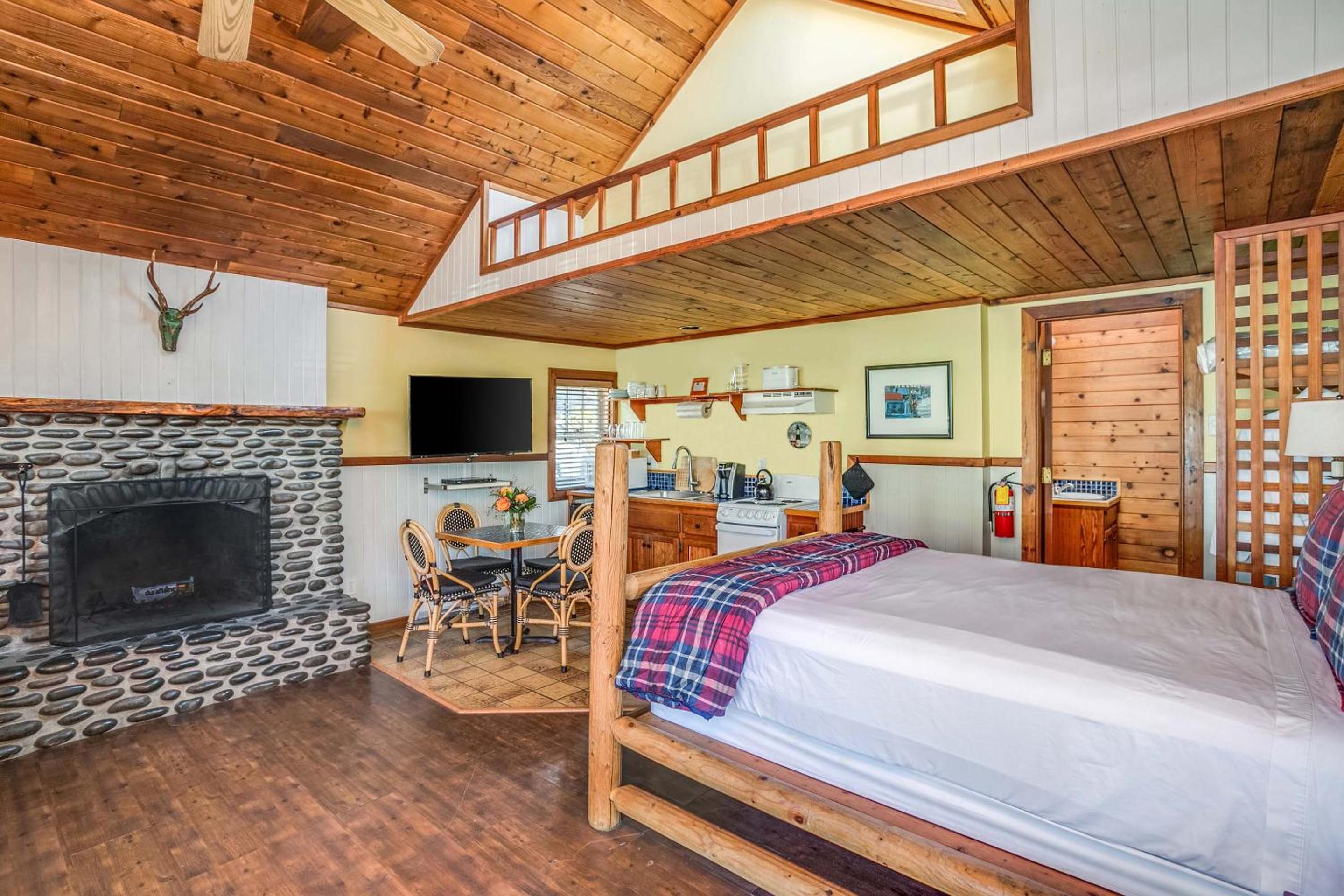 Hearthstone Inn - Lewis Queen (Children and Pet Friendly)