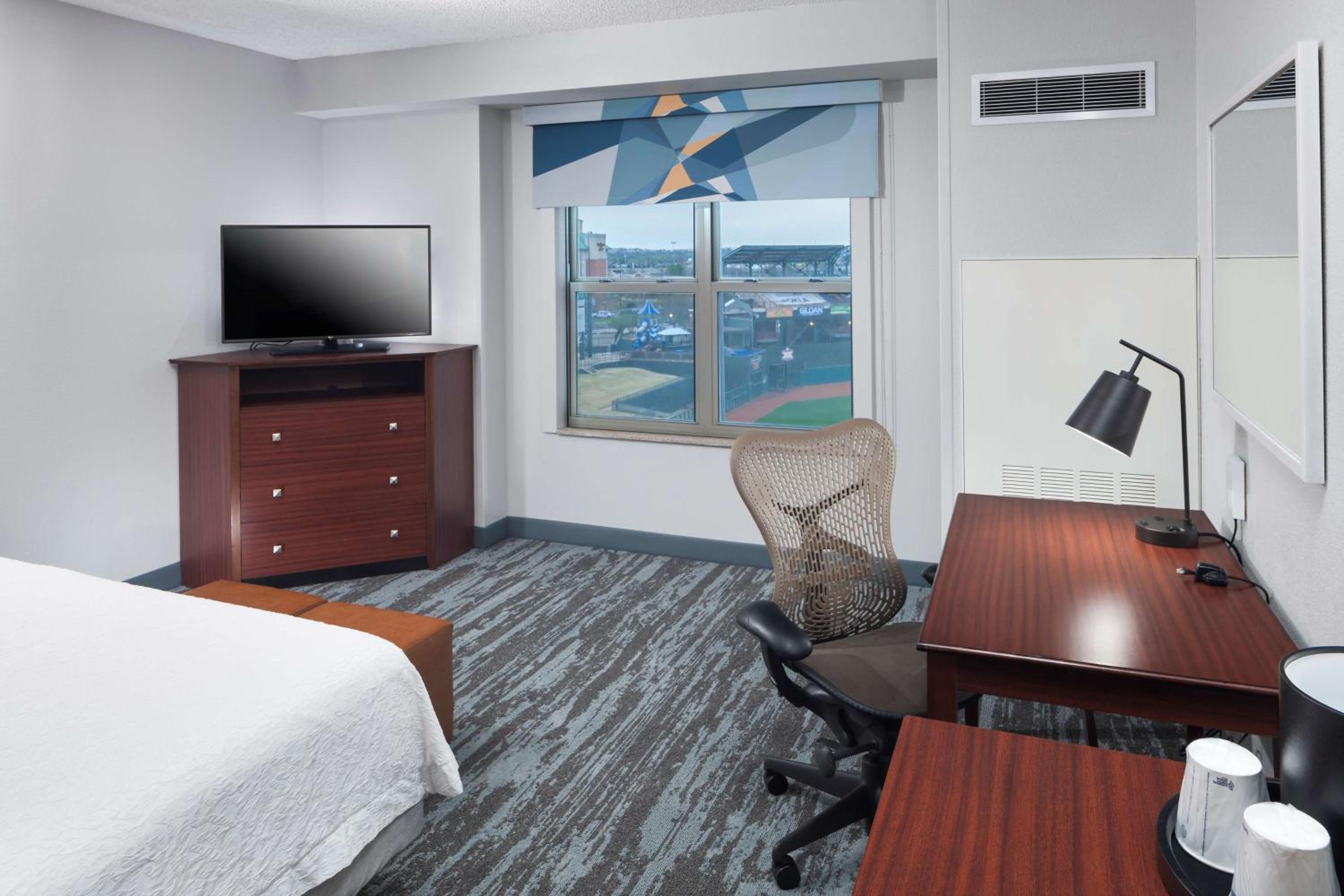 Deluxe King Room - Non-Smoking