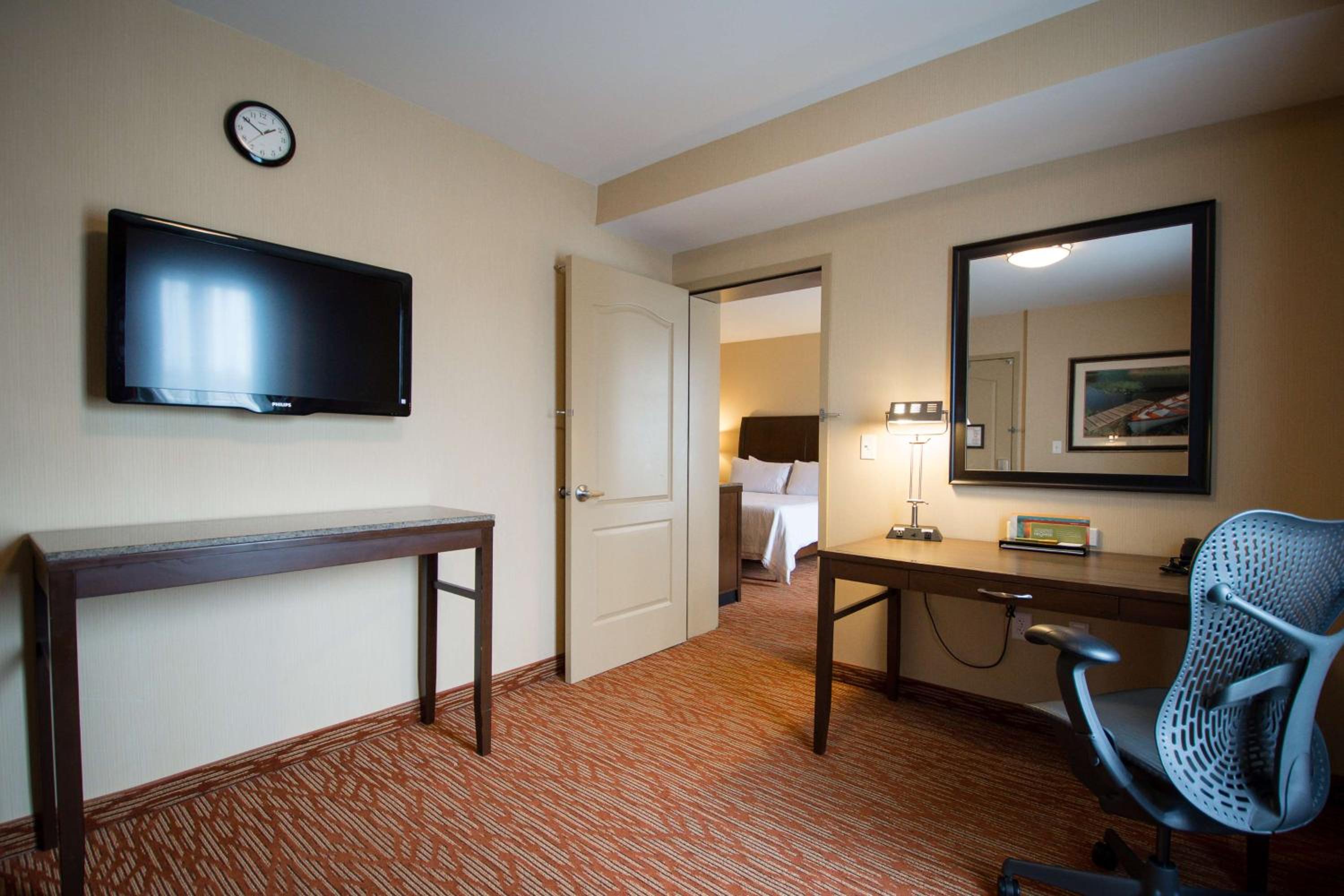 King Business Suite with Sofabed