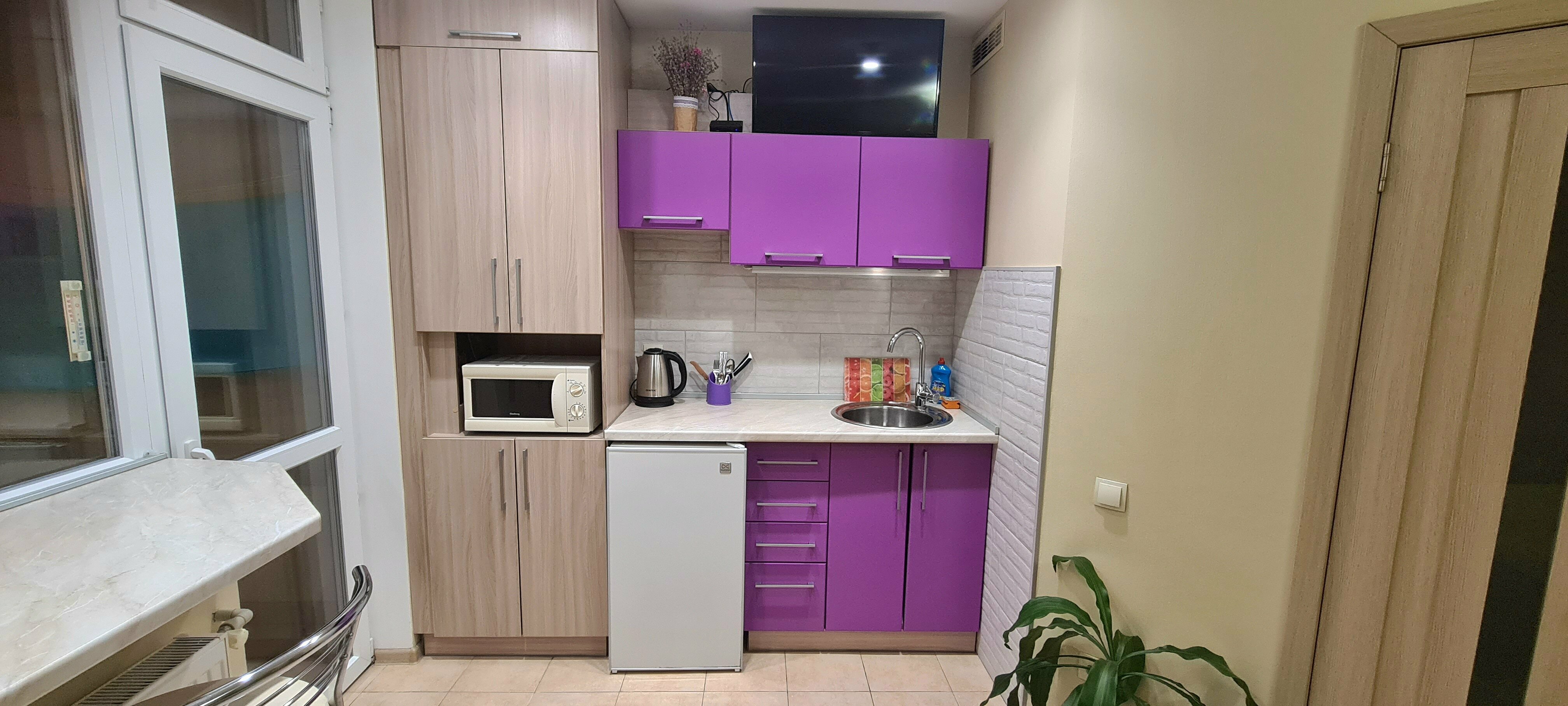 Стандарт "Фиолетовый" с  балконом с мини-кухней и с двуспальной кроватью