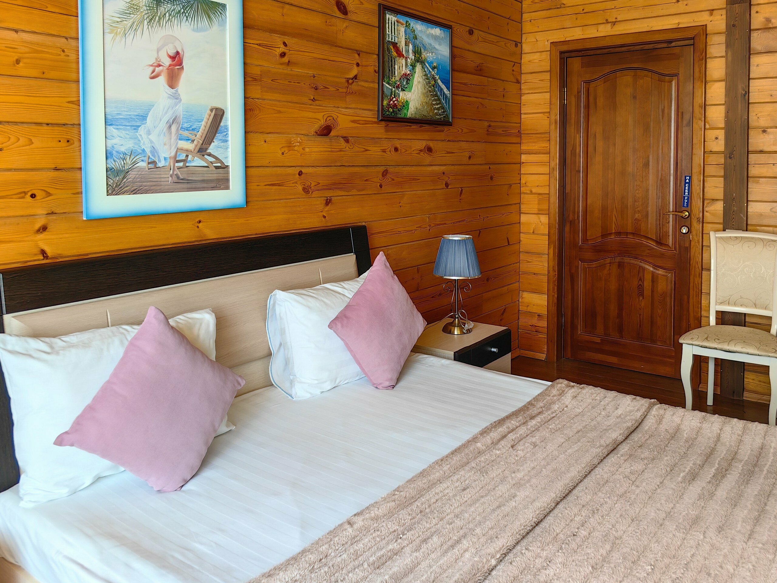 Комфортная трёхместная комната с видом на горы