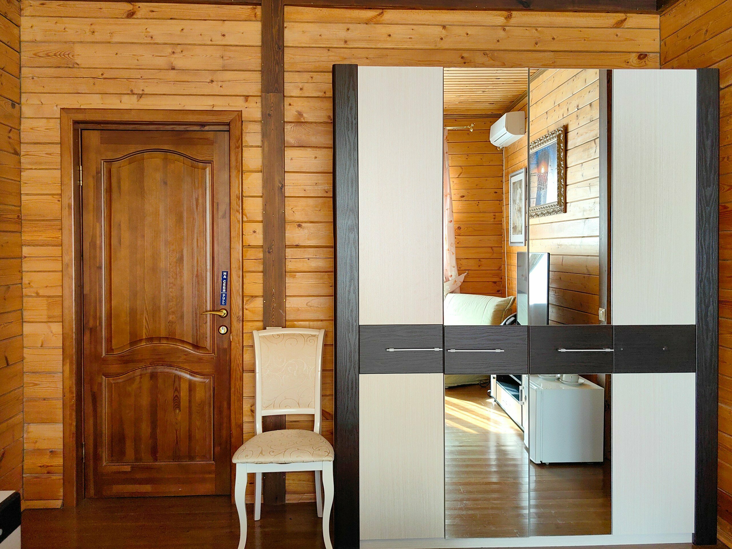 Комфортная трёхместная комната с видом на горы