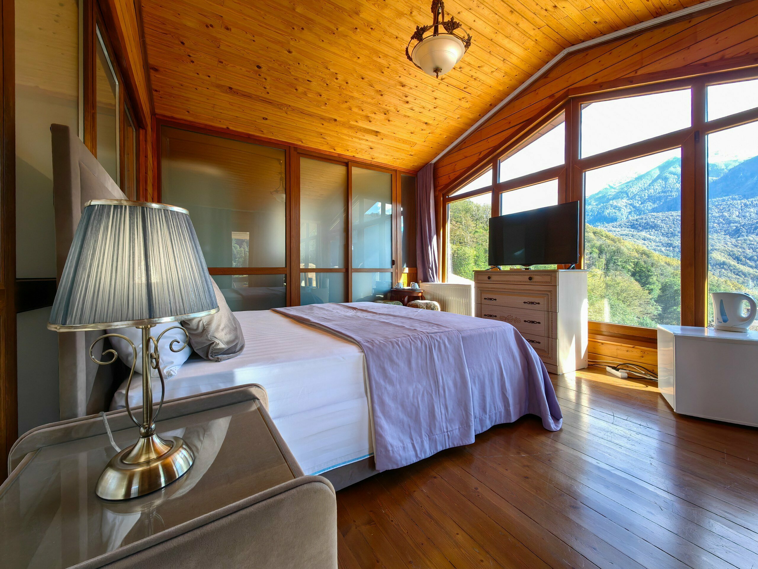 Панорамная комната с балконом