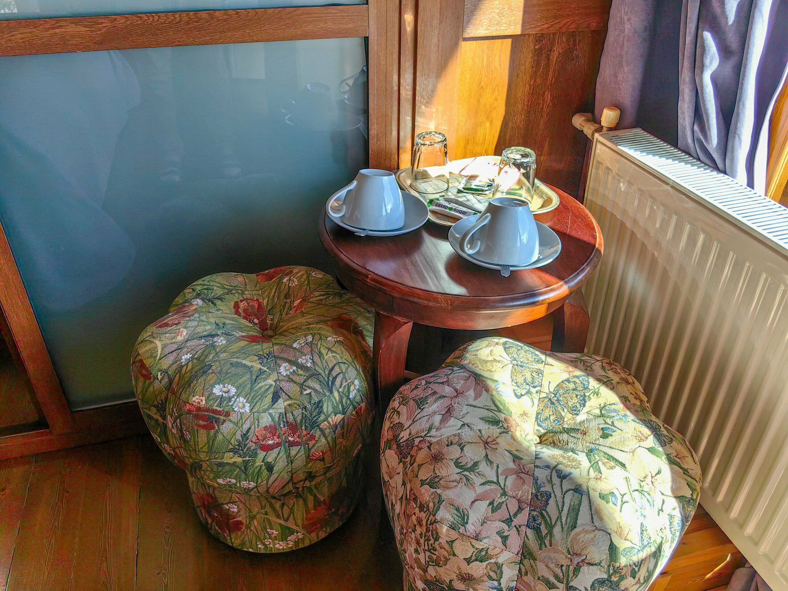 Панорамная комната с балконом