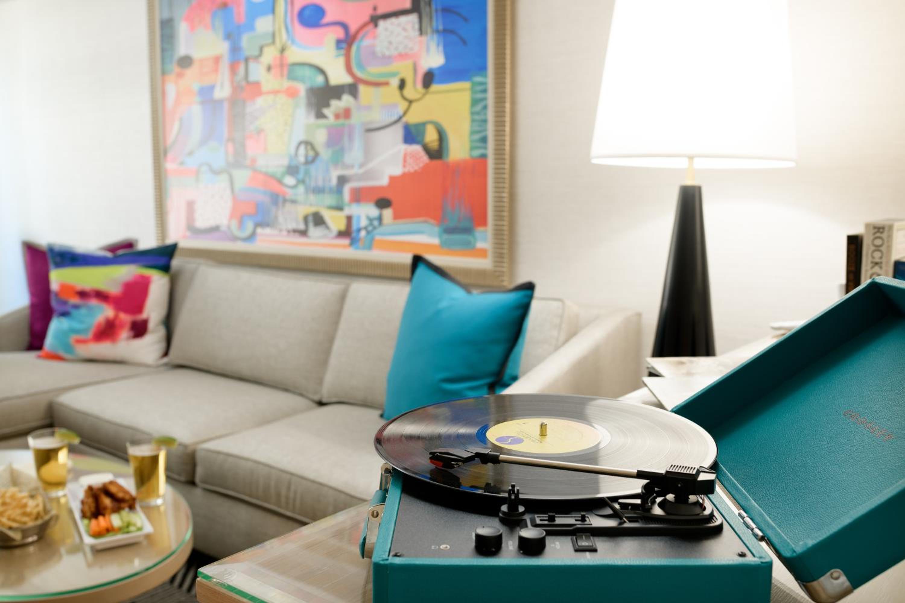 Signature 2 Queens Suite, top floor with Balcony