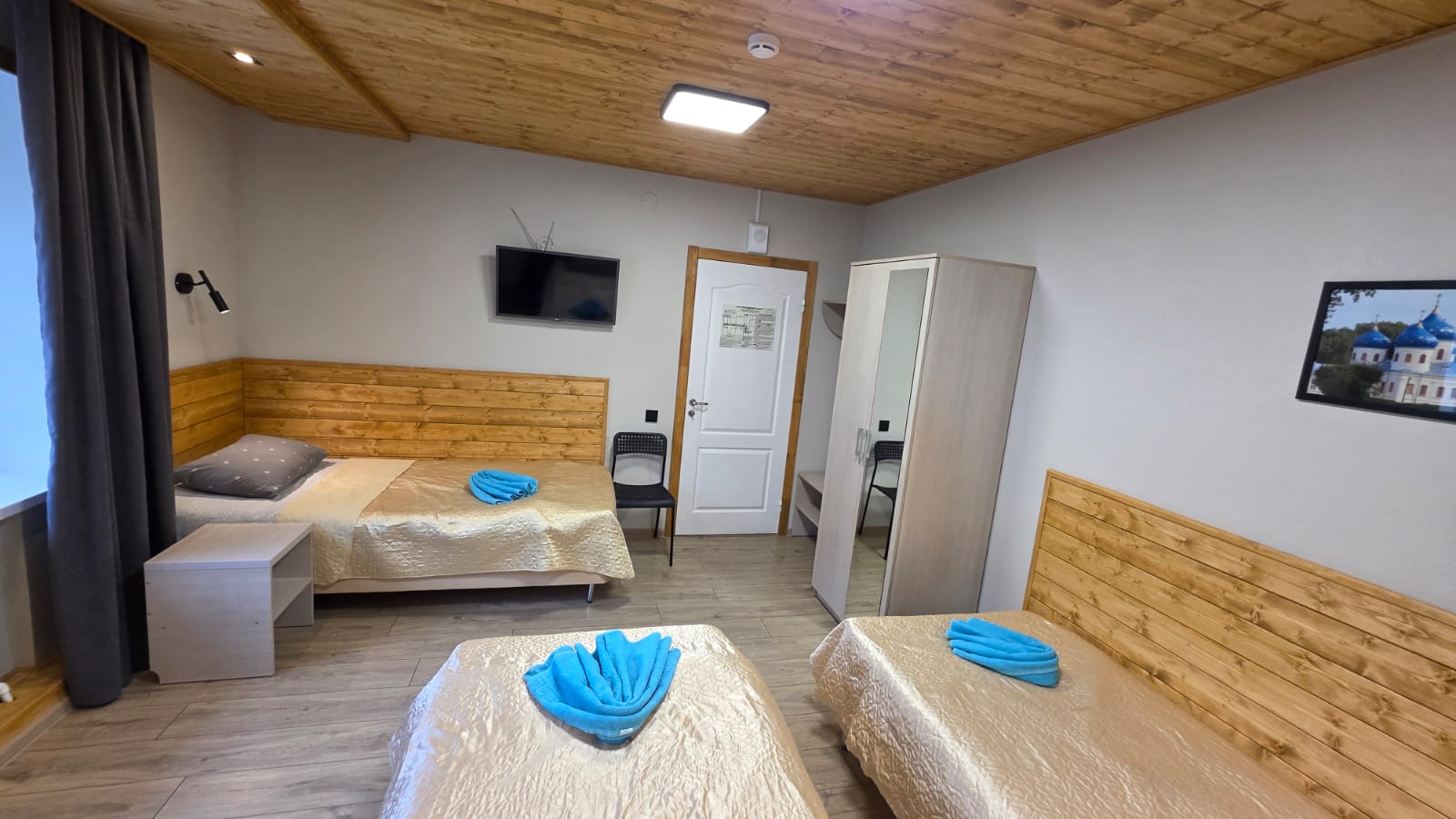 Трехместный номер с общей ванной комнатой