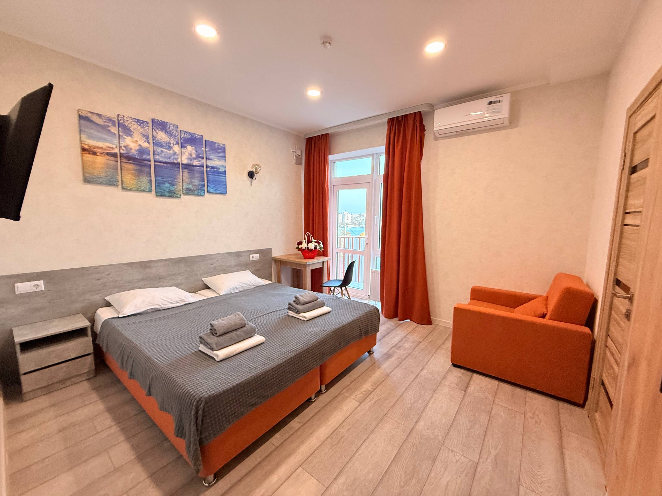 Трехместный номер с балконом