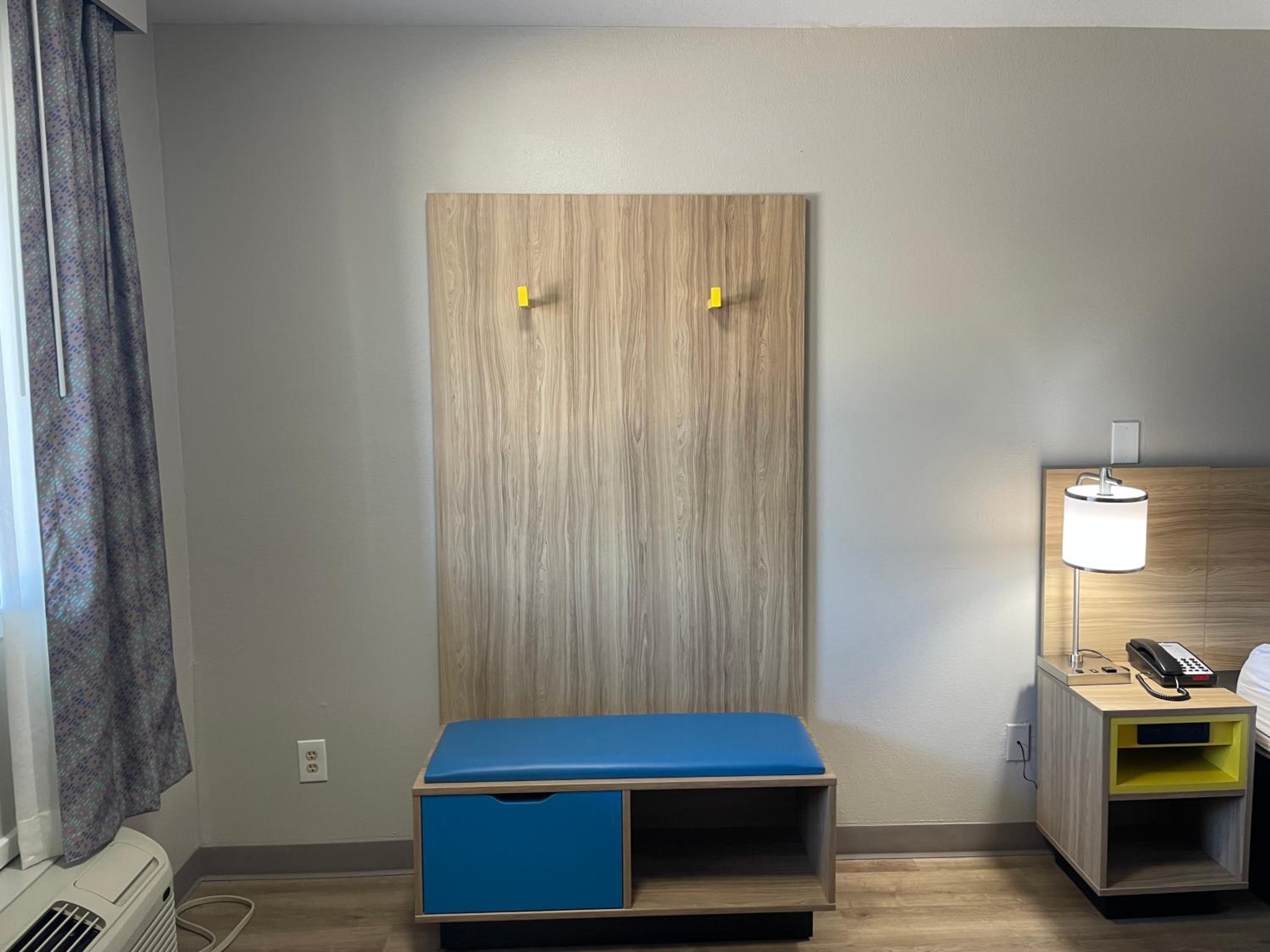 King Room with Bath Tub - Mobility/Hearing Accessible - Non-Smoking