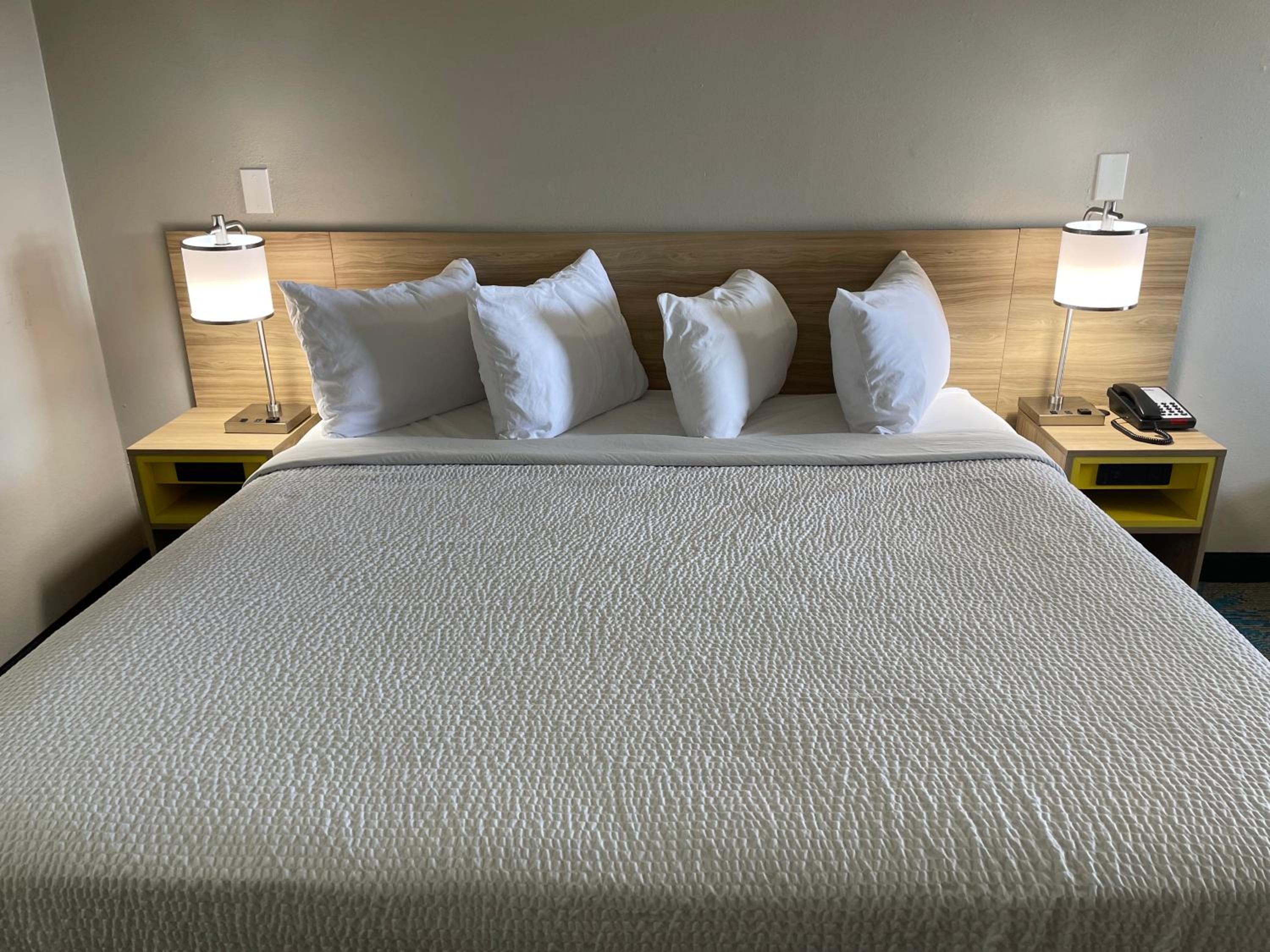 King Room with Bath Tub - Mobility/Hearing Accessible - Non-Smoking