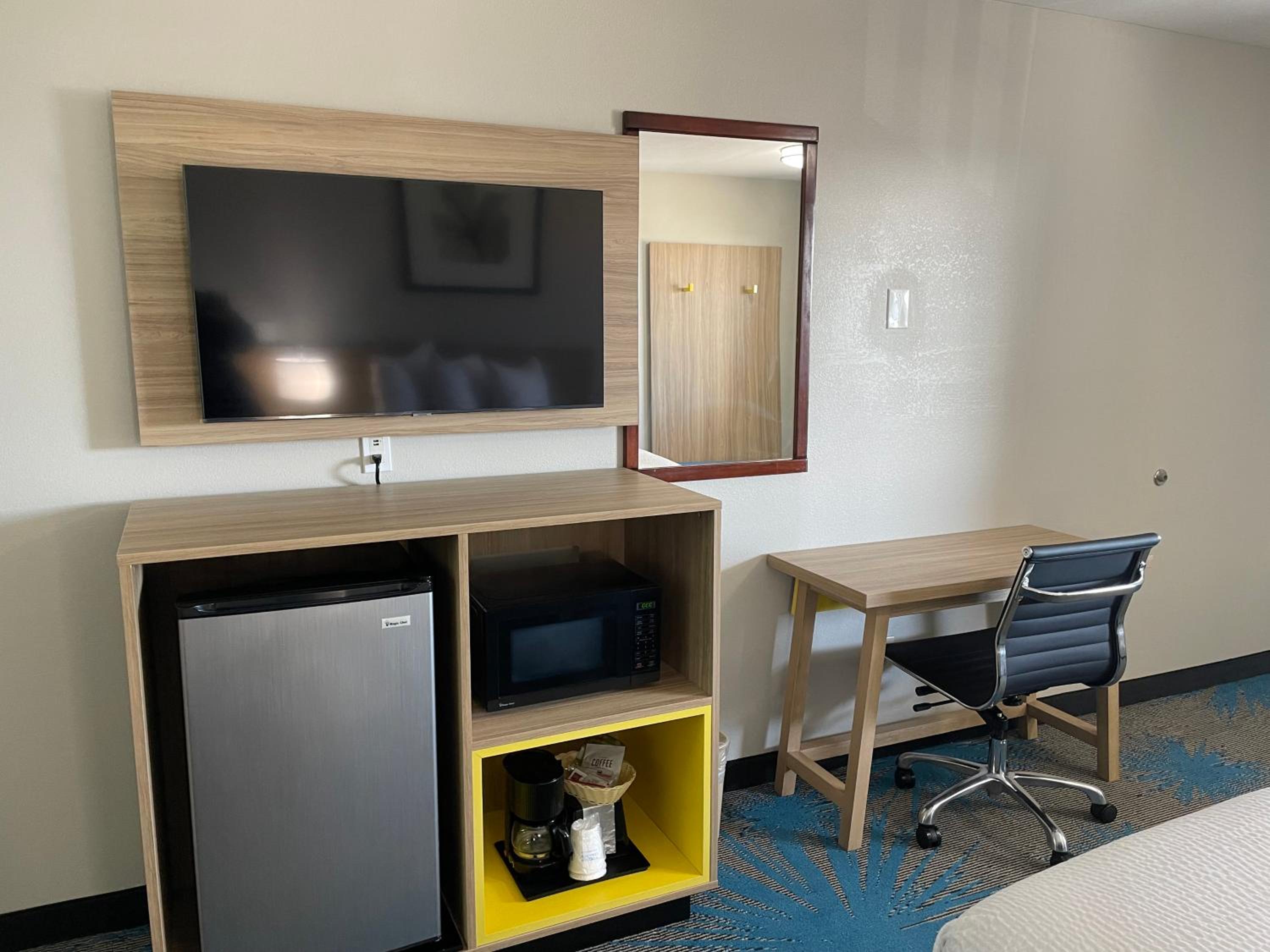 King Room with Bath Tub - Mobility/Hearing Accessible - Non-Smoking