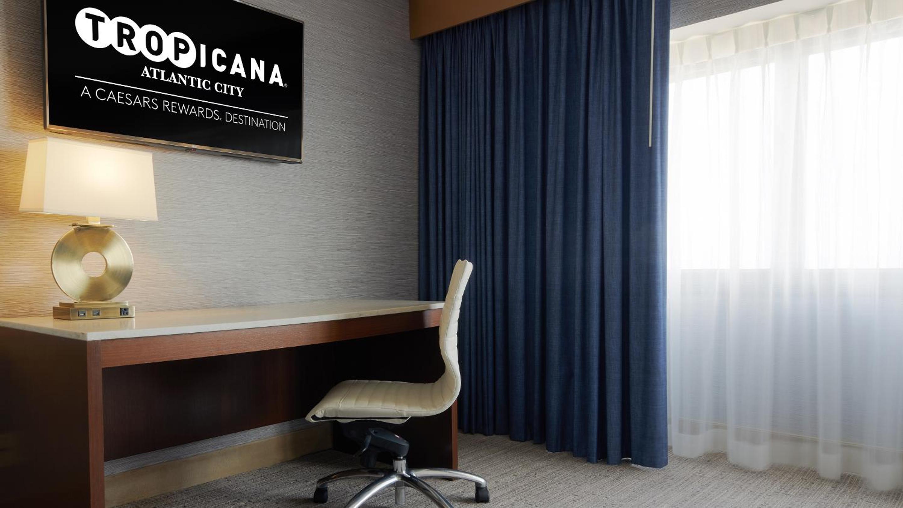 SOUTH ONE BEDROOM SUITE 1 KING NON-SMOKING