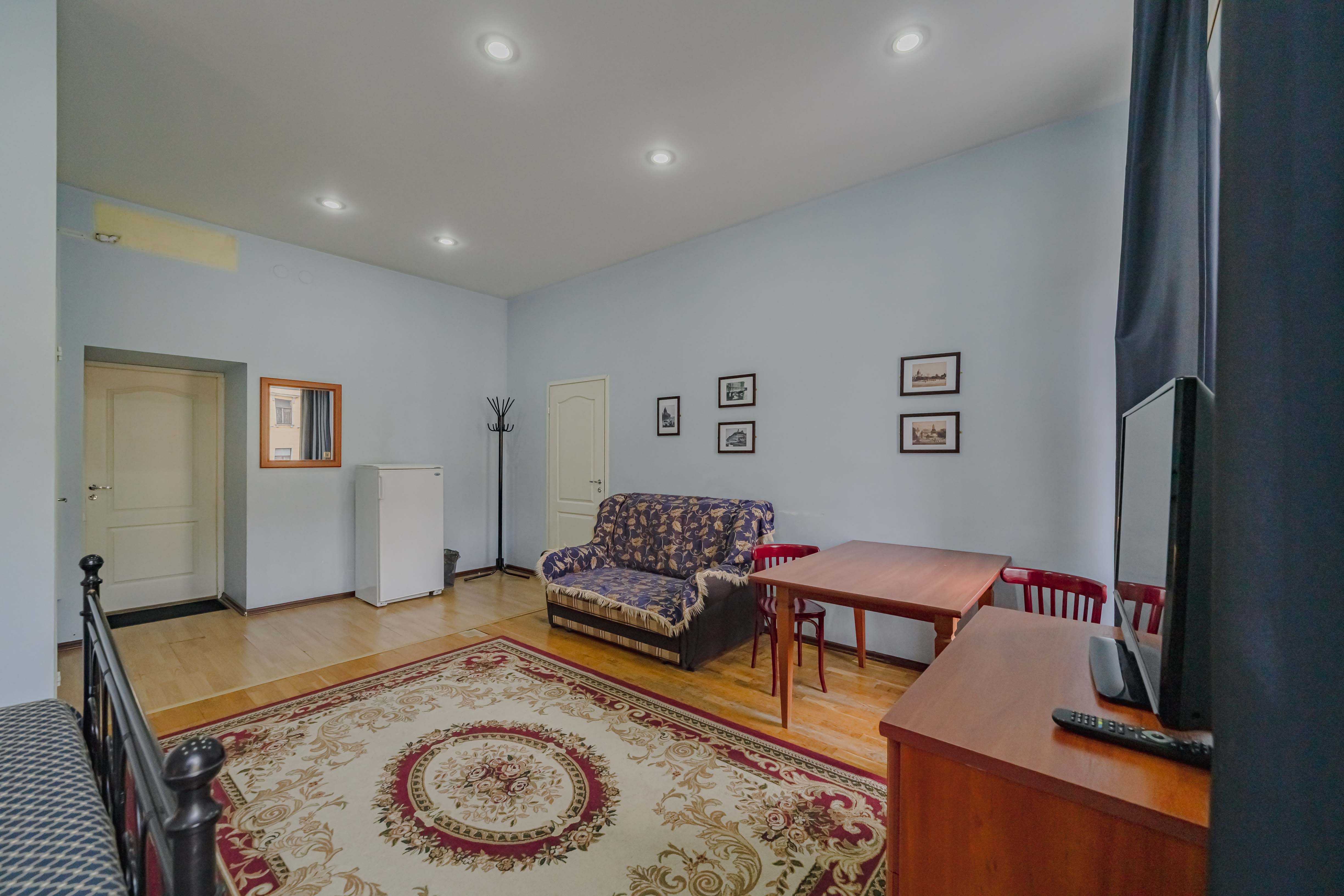 Двухкомнатные апартаменты со своим санузлом и видом на Невский проспект