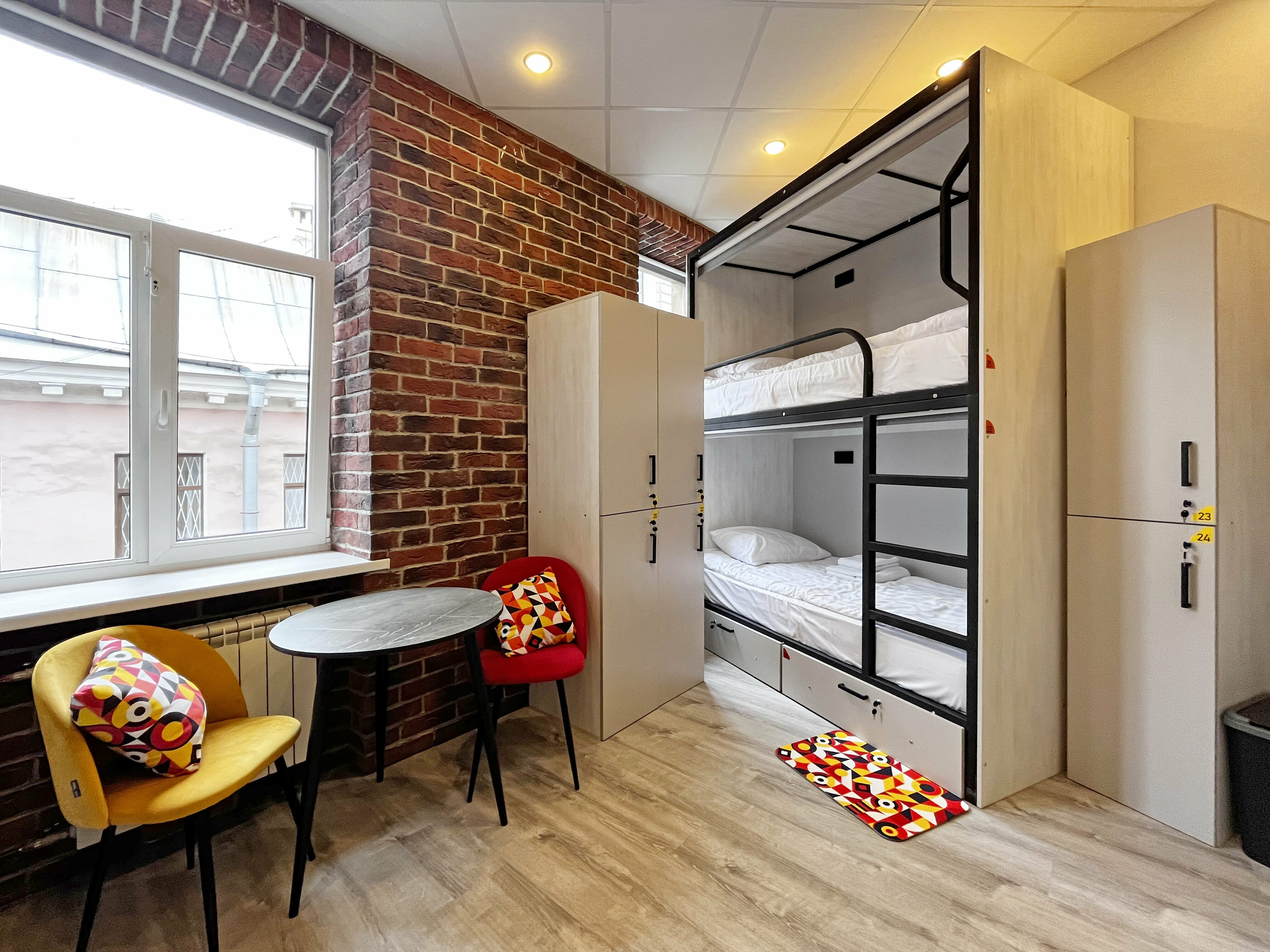 Кровать в общем 8-местном номере для женщин