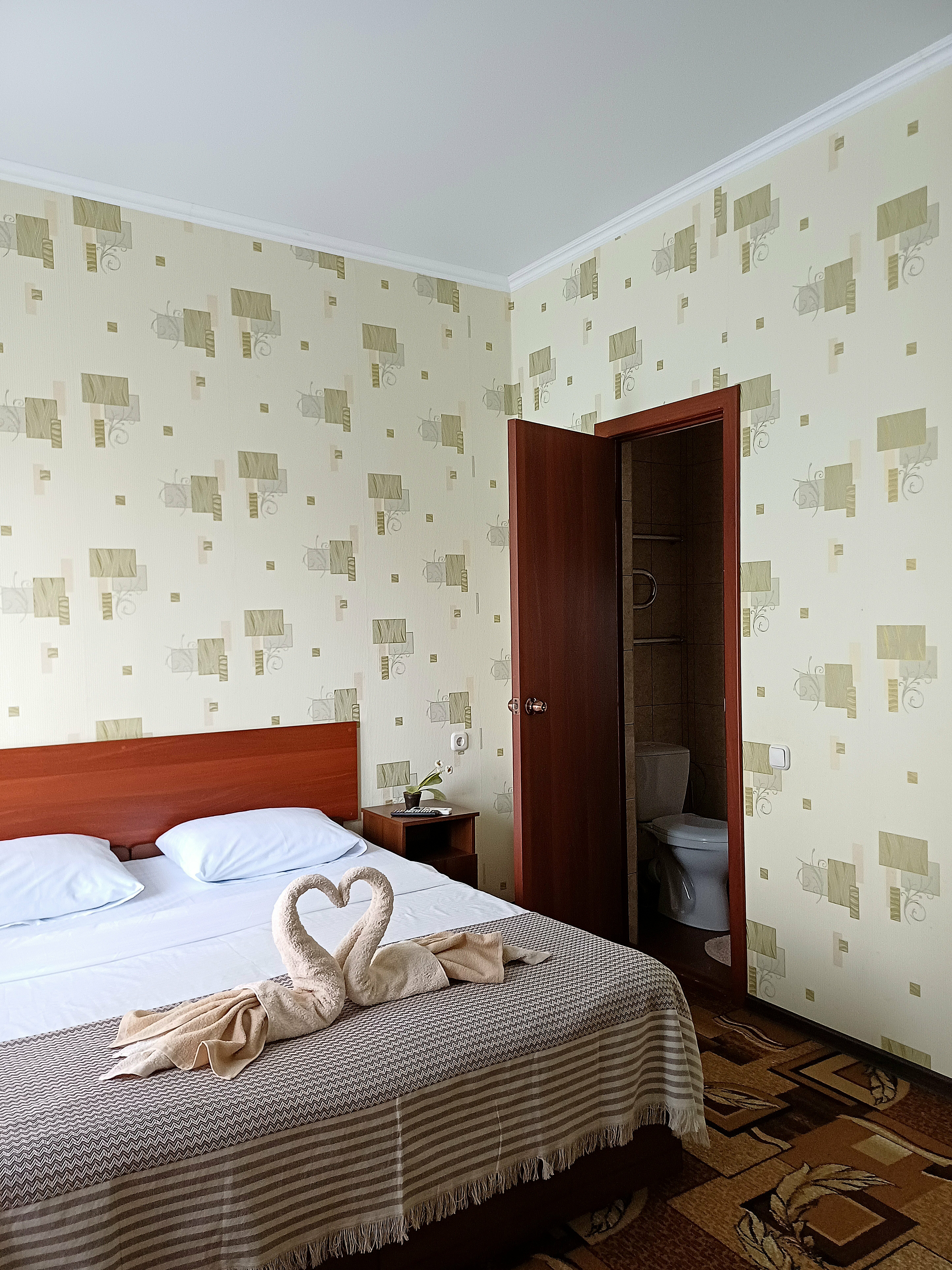 Улучшенный номер с балконом и диваном