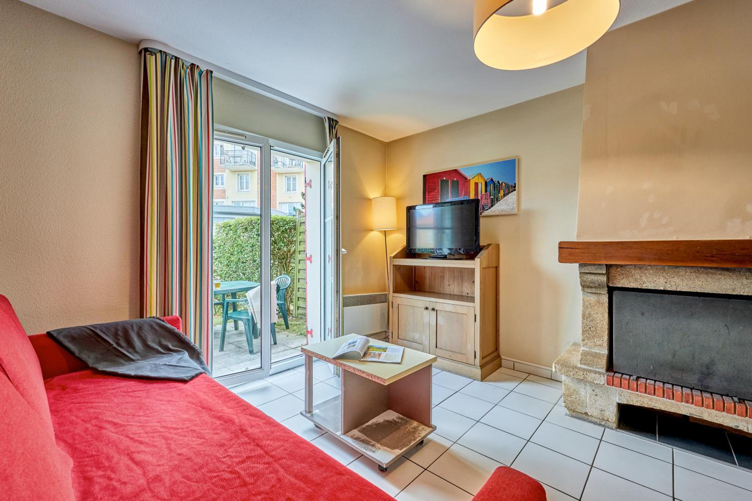 One-Bedroom Duplex House with Sleeping Alcove, Fireplace and Terrace (6 People)