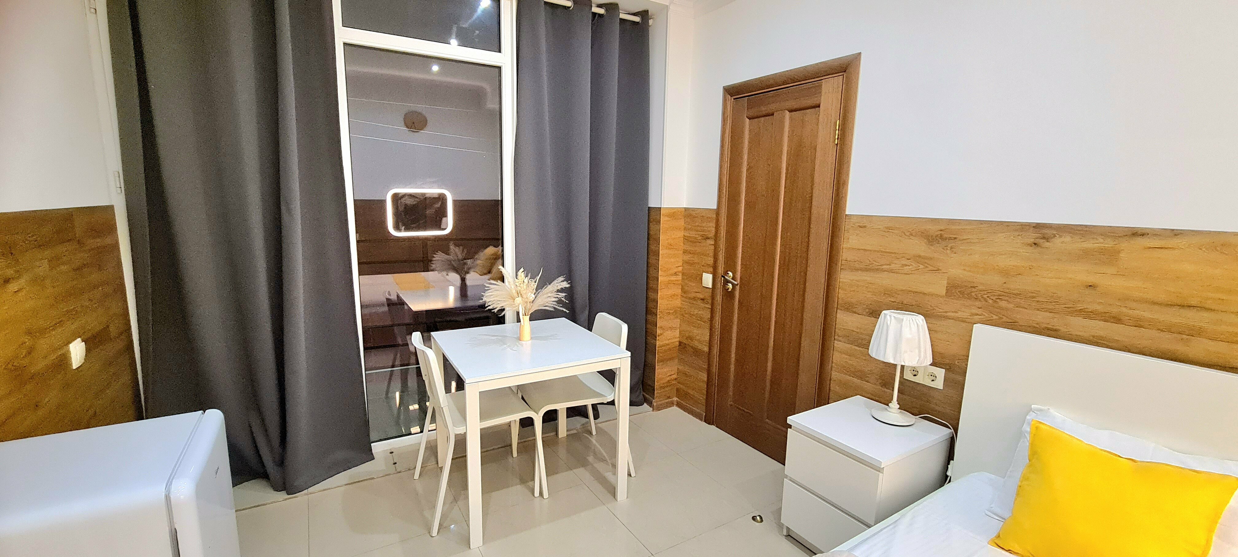 Номер  с двуспальной кроватью с  видом на море и Парк Победы