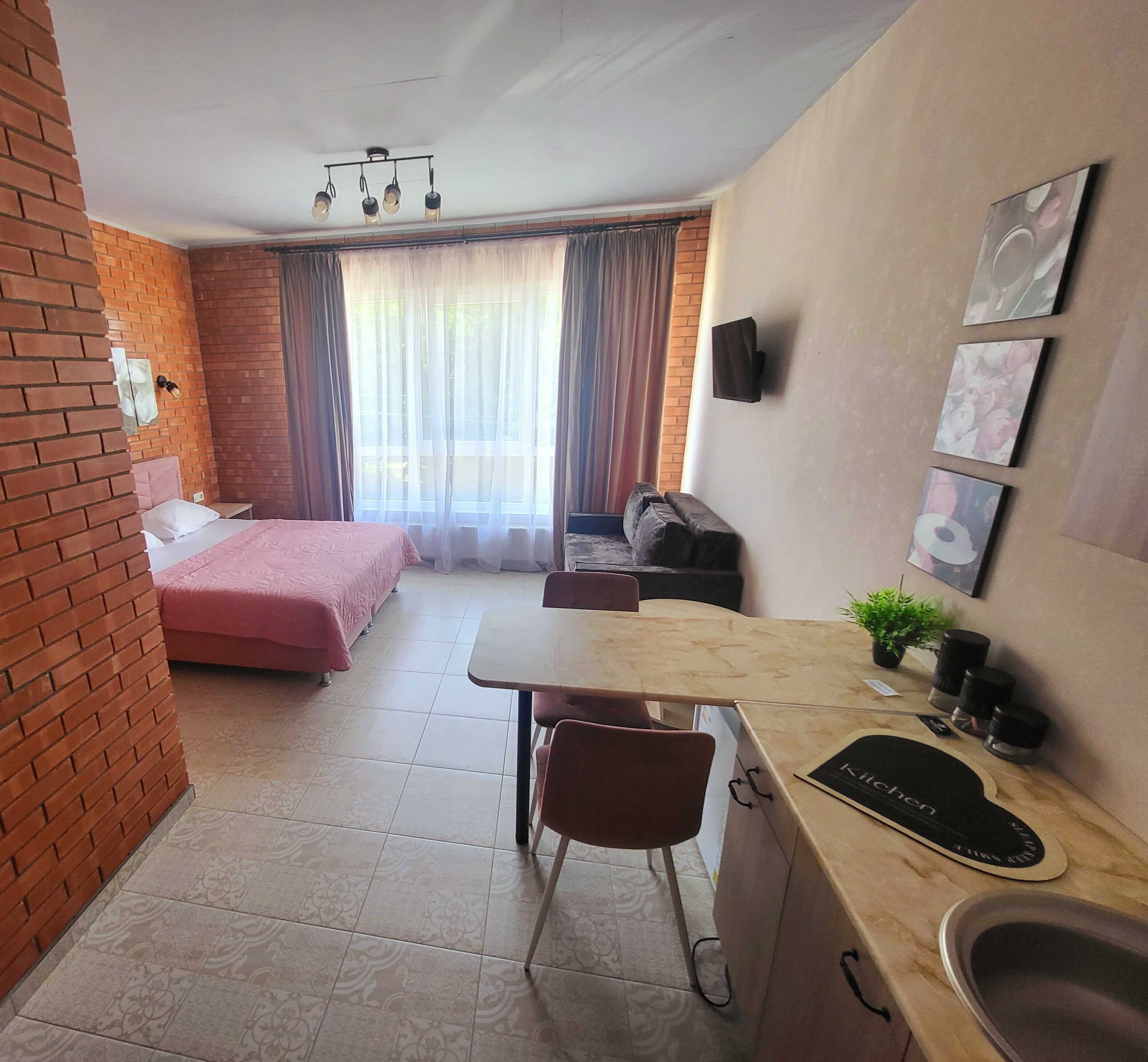 Номер-студия с кроватью размера «queen-size»