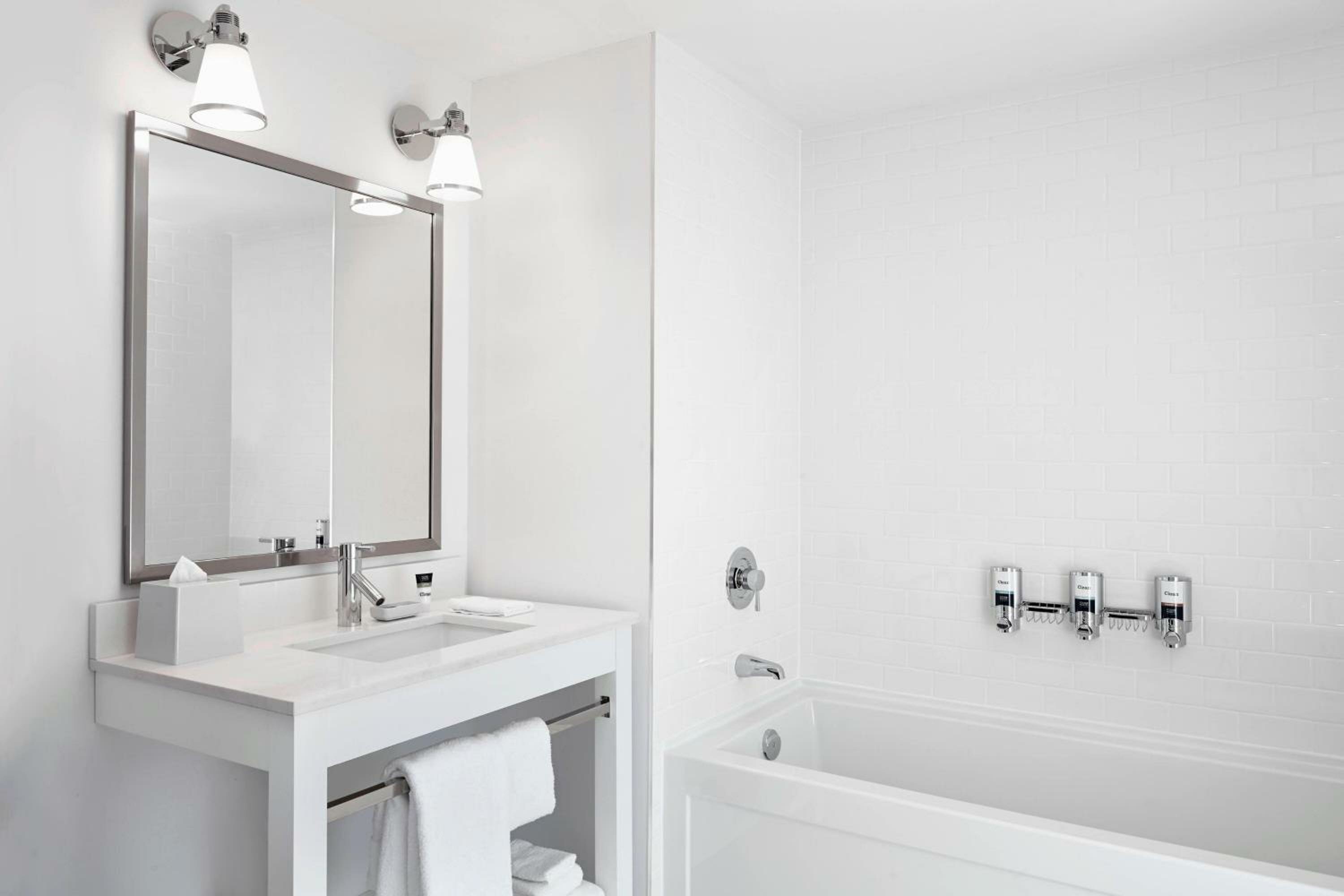 1 Bedroom Executive Suite, 1 King, Sofa bed, Corner room  