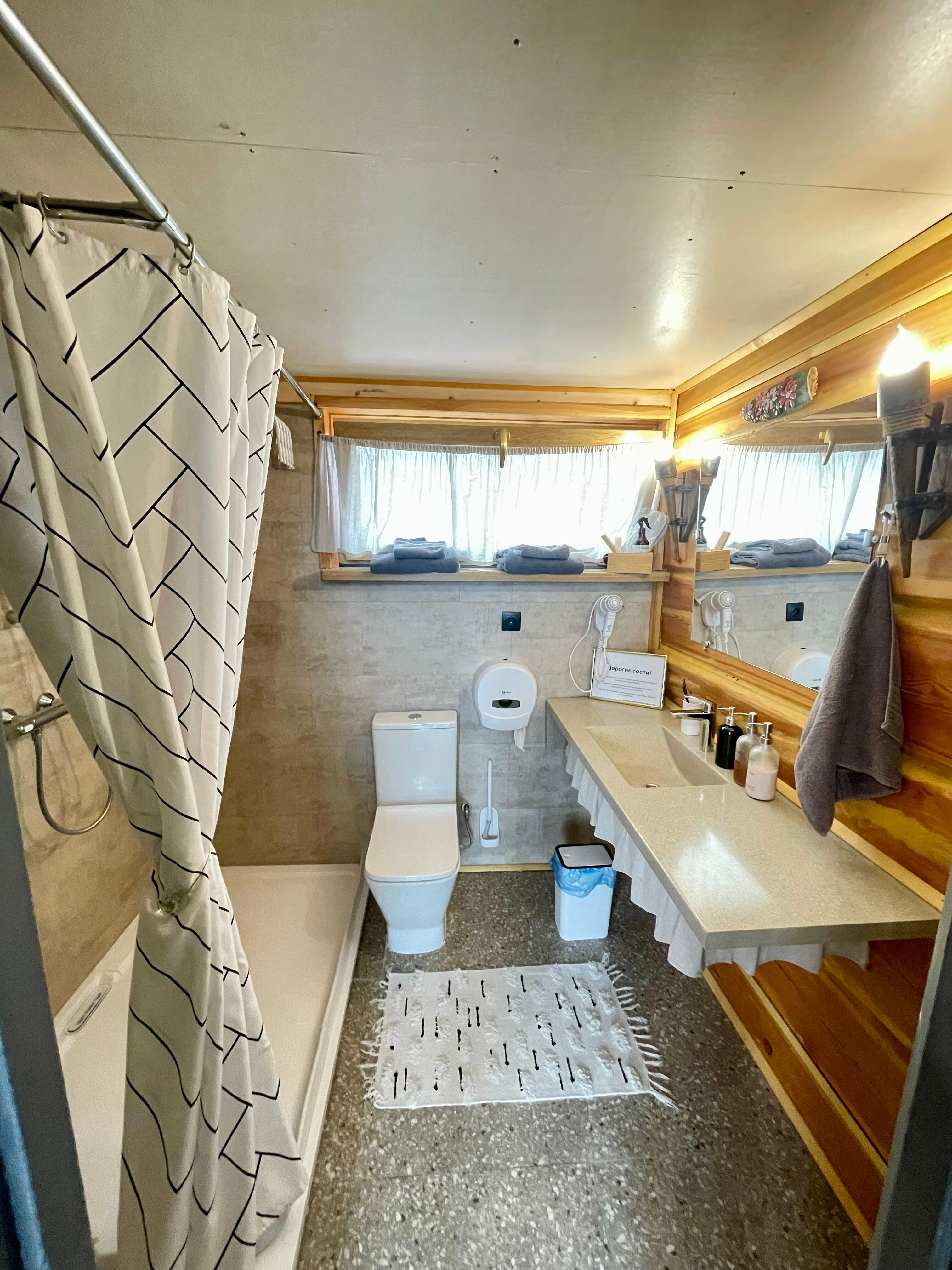 Четырехместный номер с видом на озеро