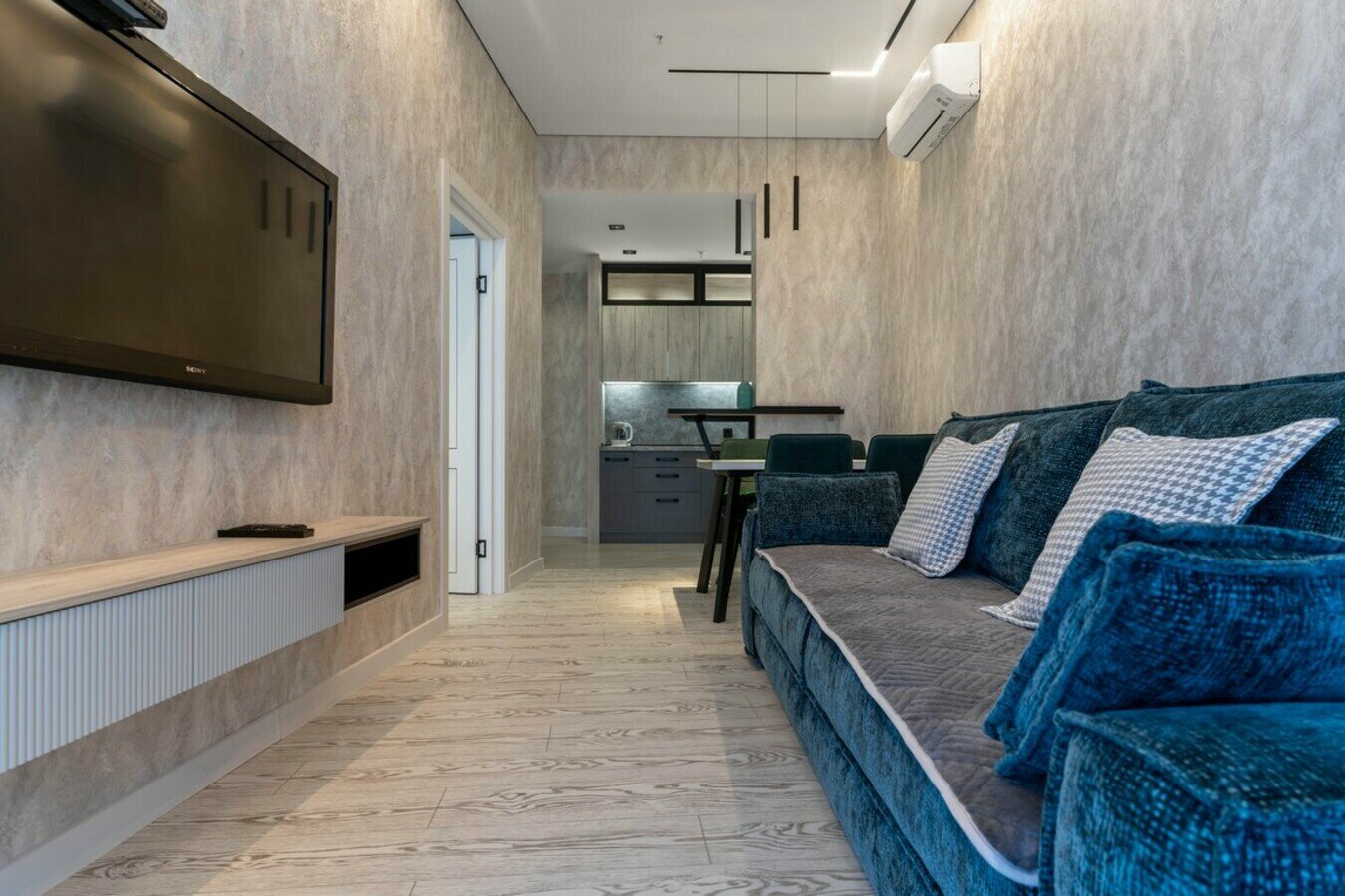 Двухкомнатный люкс с балконом! Дизайнерский ремонт! 5 минут до пляжа, центр Сочи!