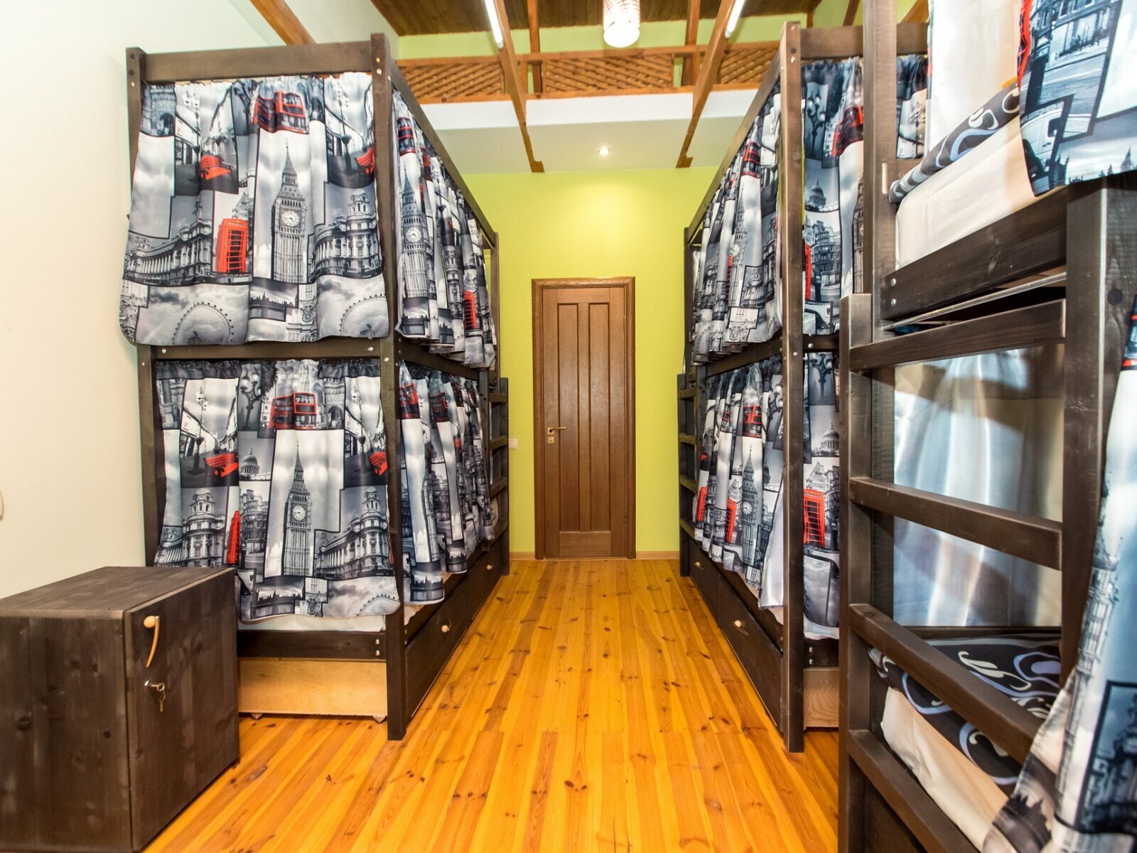 Кровать в общем 6-местном номере для мужчин и женщин