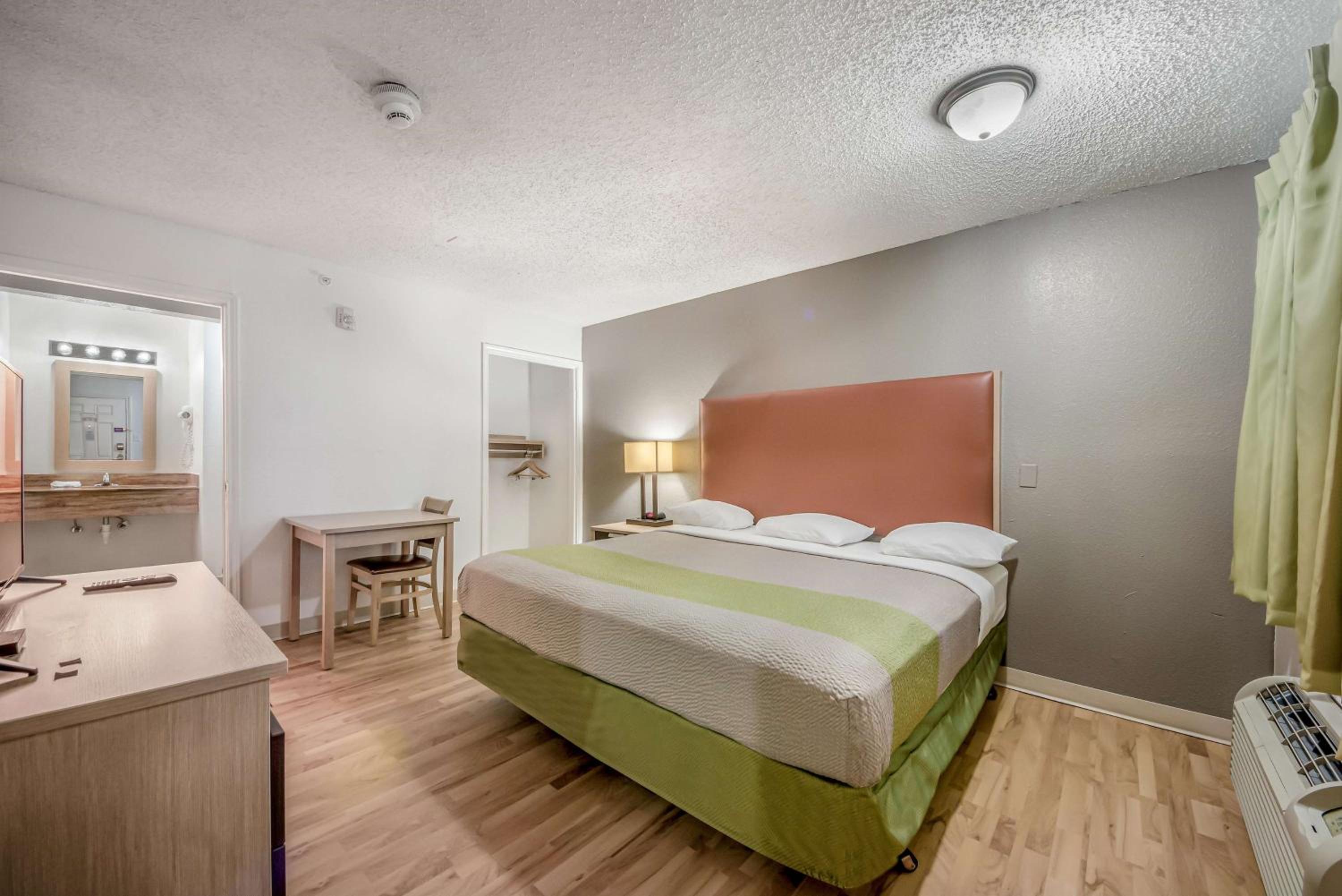 King Room - Non-Smoking