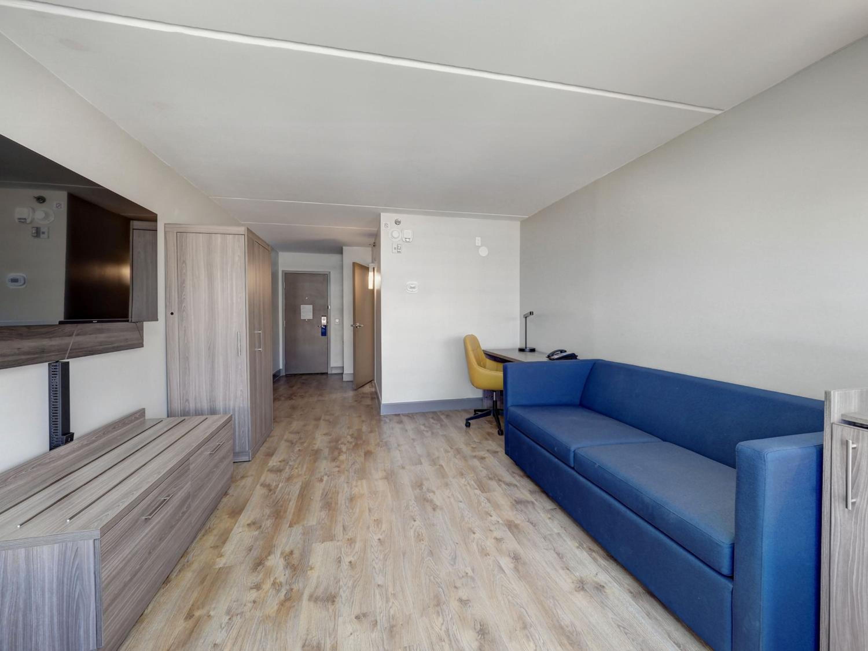 Queen Room with Two Queen Beds - Mobility Access Tub/Non-Smoking