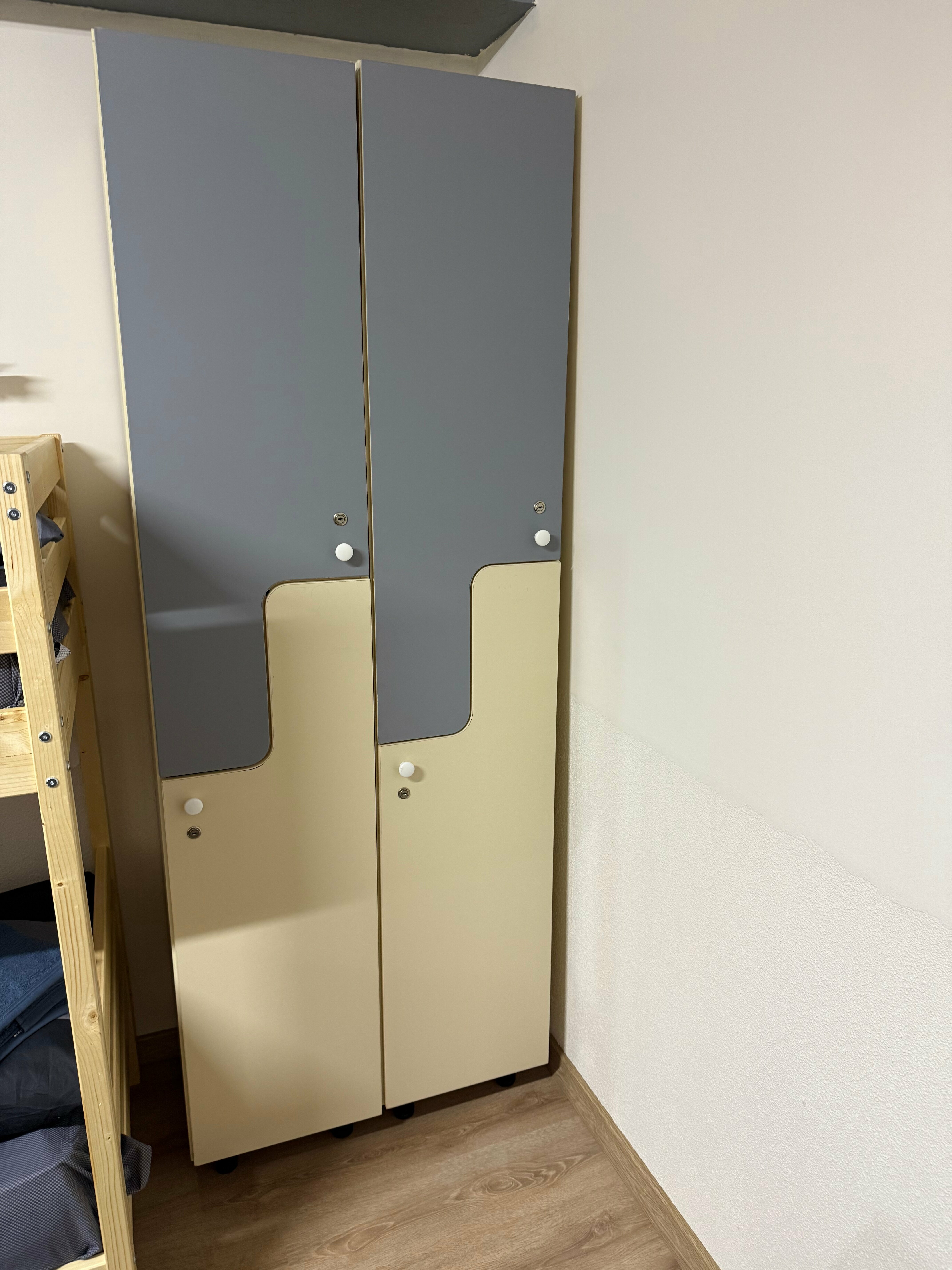 Спальное место на двухъярусной кровати в общем номере для мужчин и женщин