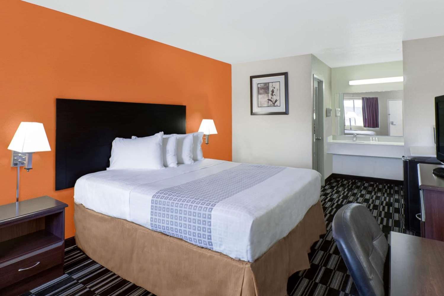 Queen Room - Disability Access/Non-Smoking