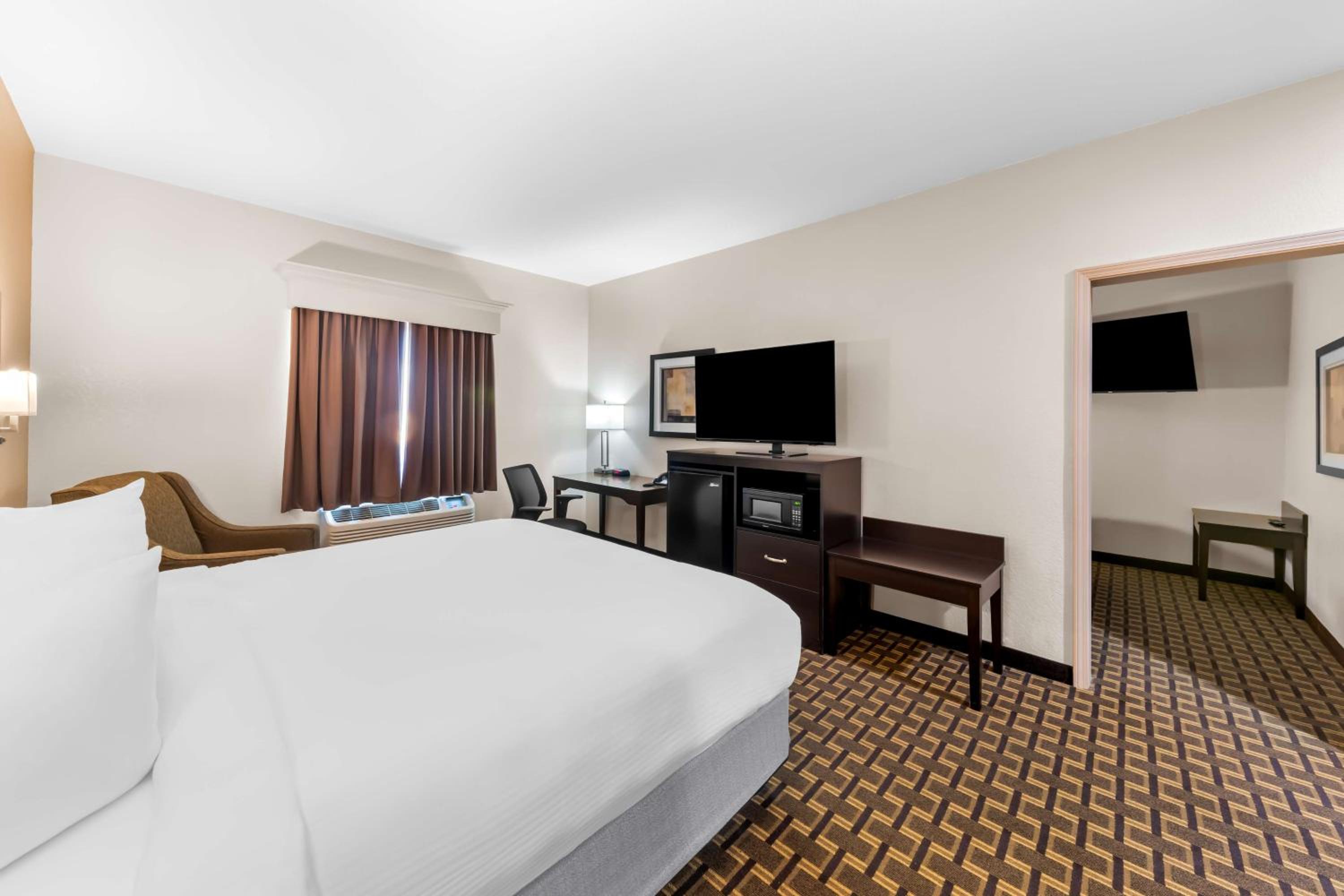 Family Room with One King Bed and Two Double Beds - Non-Smoking