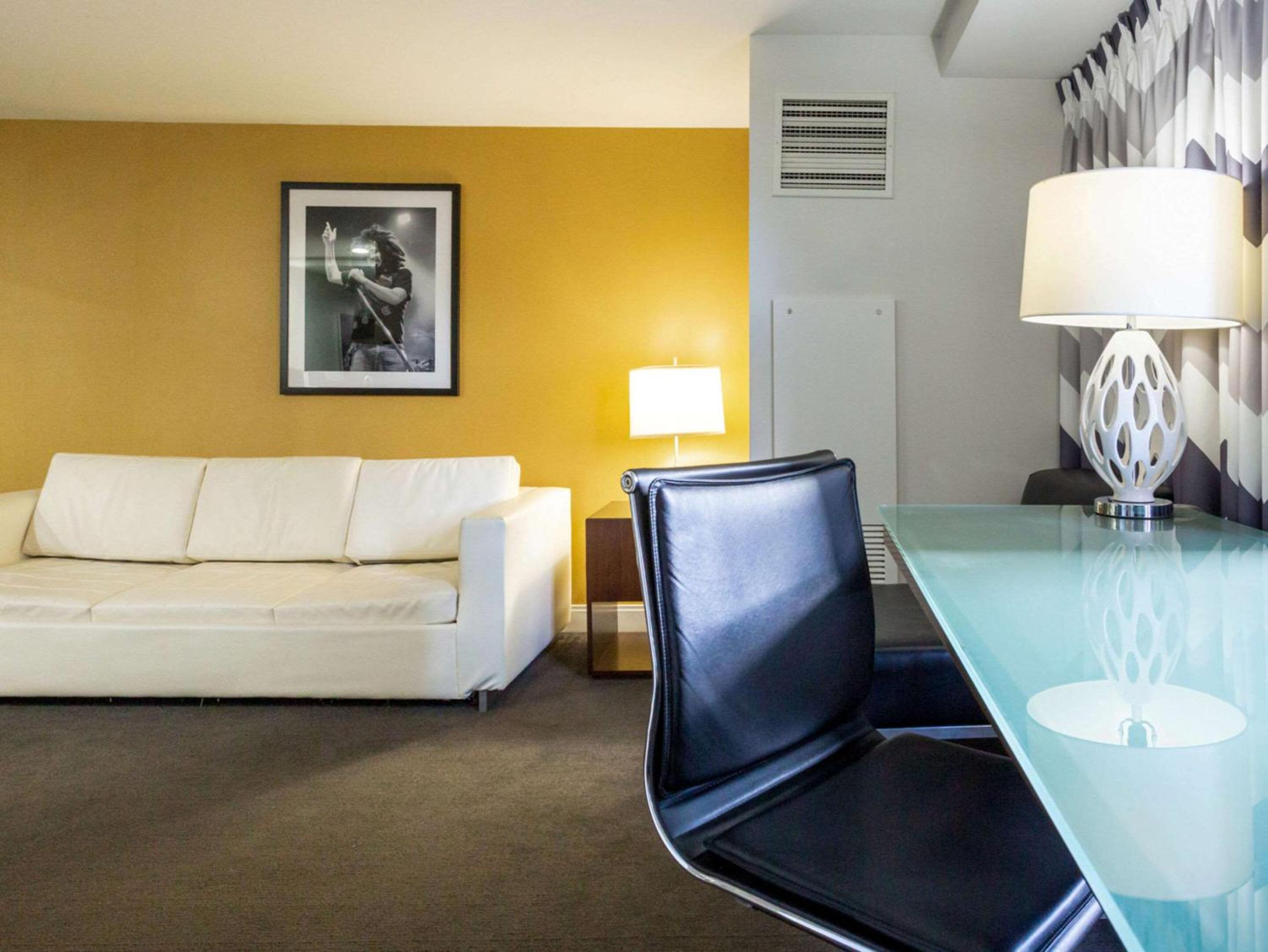 Queen Suite with Sofa bed and Harbor View - Non-Smoking