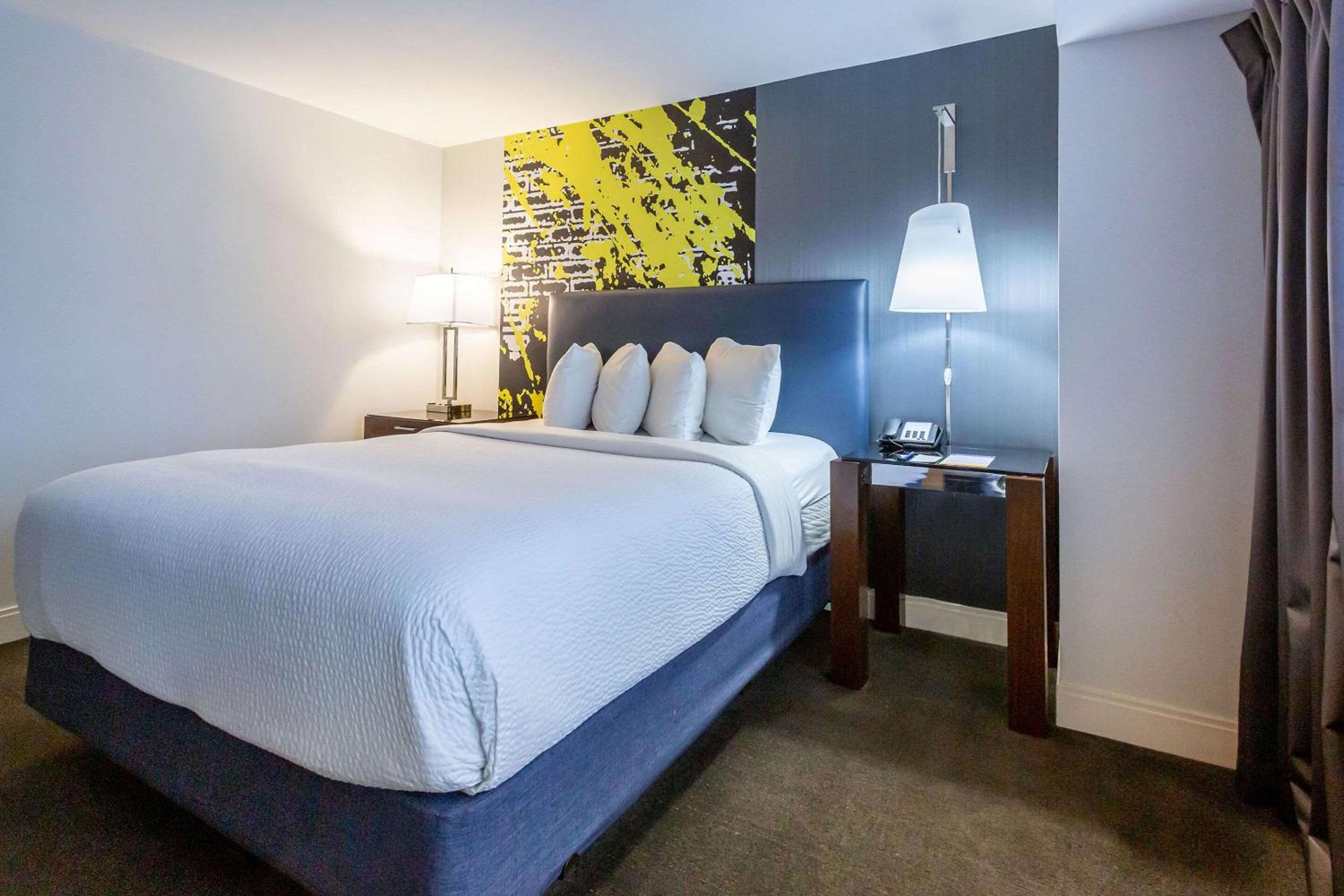 Queen Suite with Sofa Bed - Non-Smoking