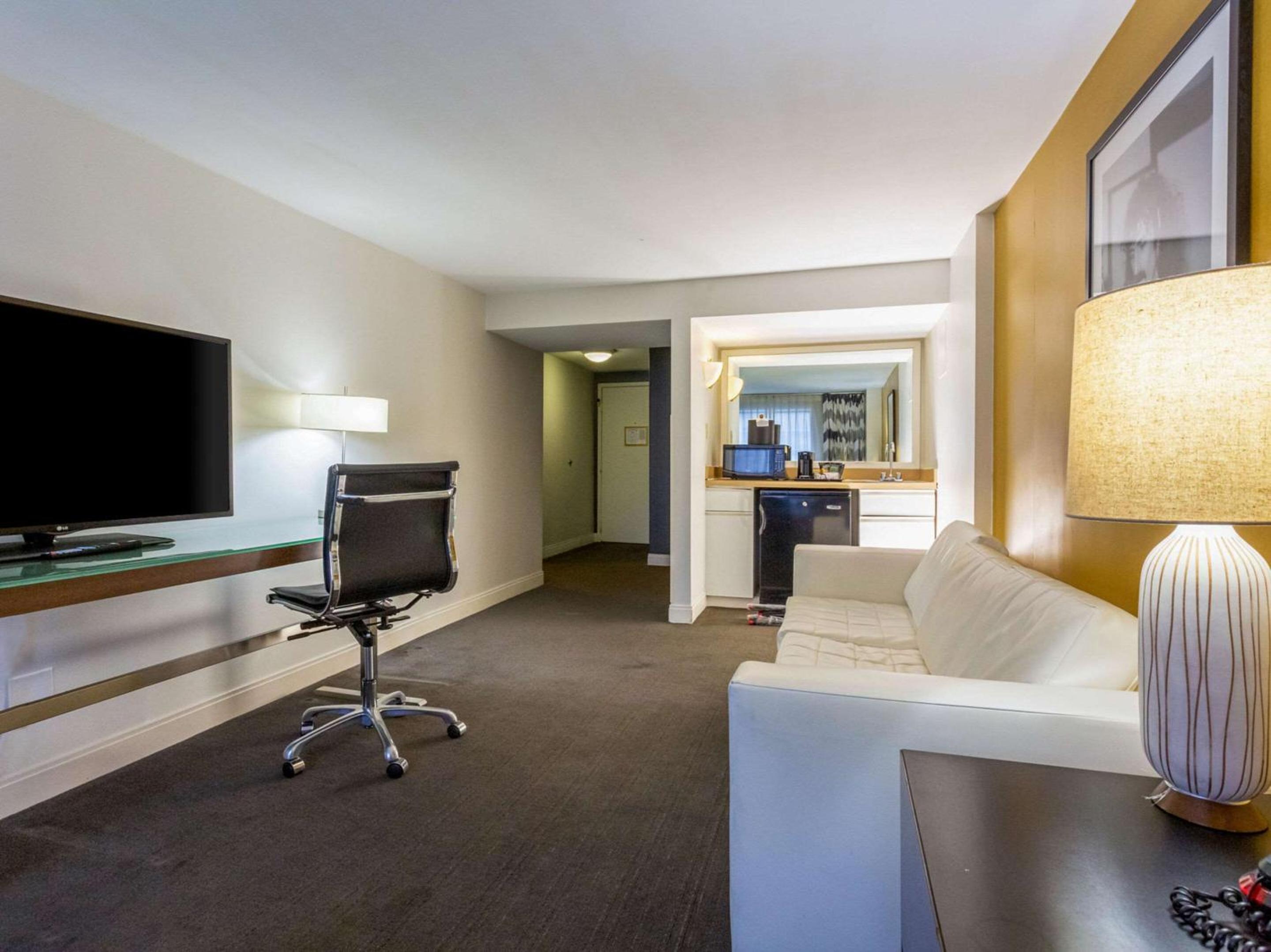 Queen Suite with Sofa bed and Harbor View - Non-Smoking