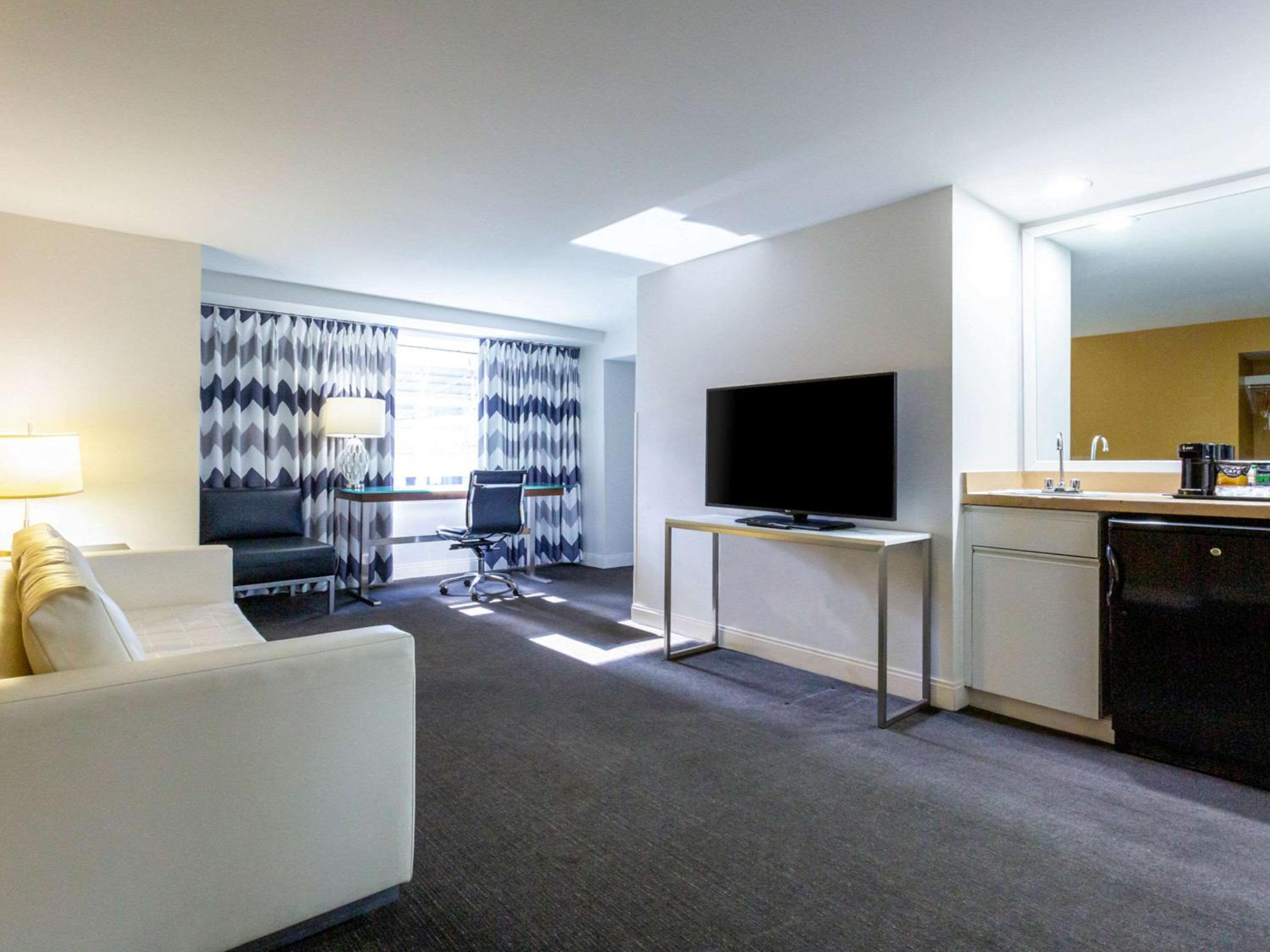 Queen Suite with Sofa bed and Harbor View - Non-Smoking