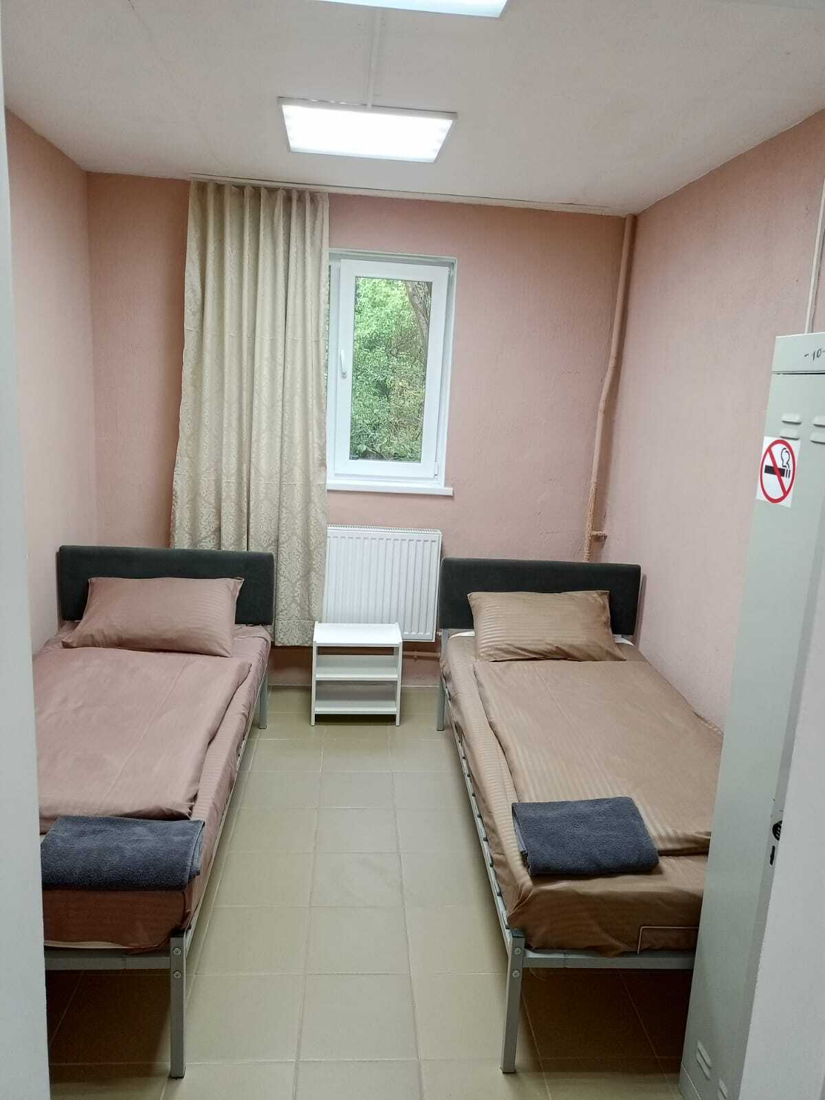 Кровать в 2-местном общем номере №3