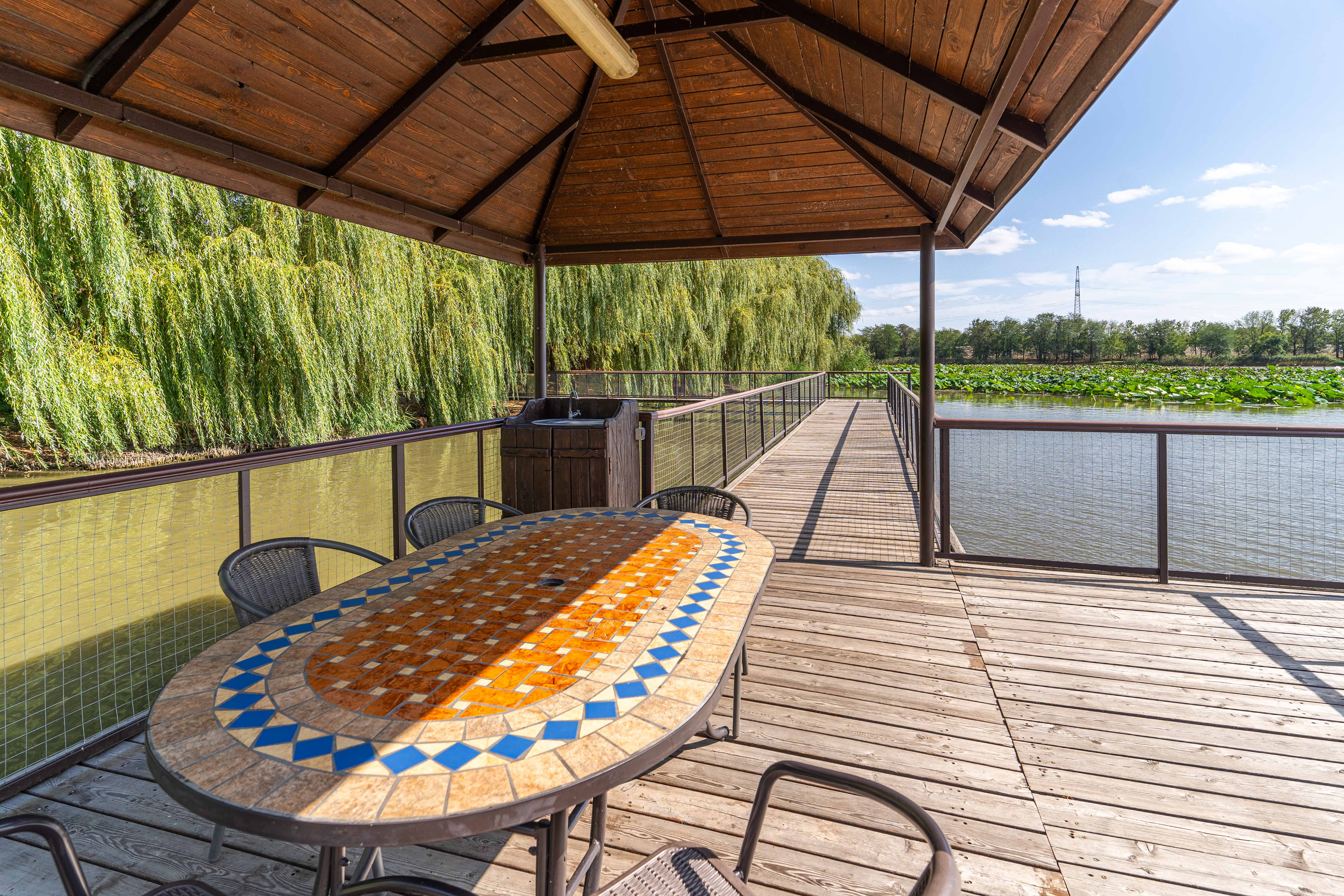 VIP номер на обособленной территории в парковой зоне у реки