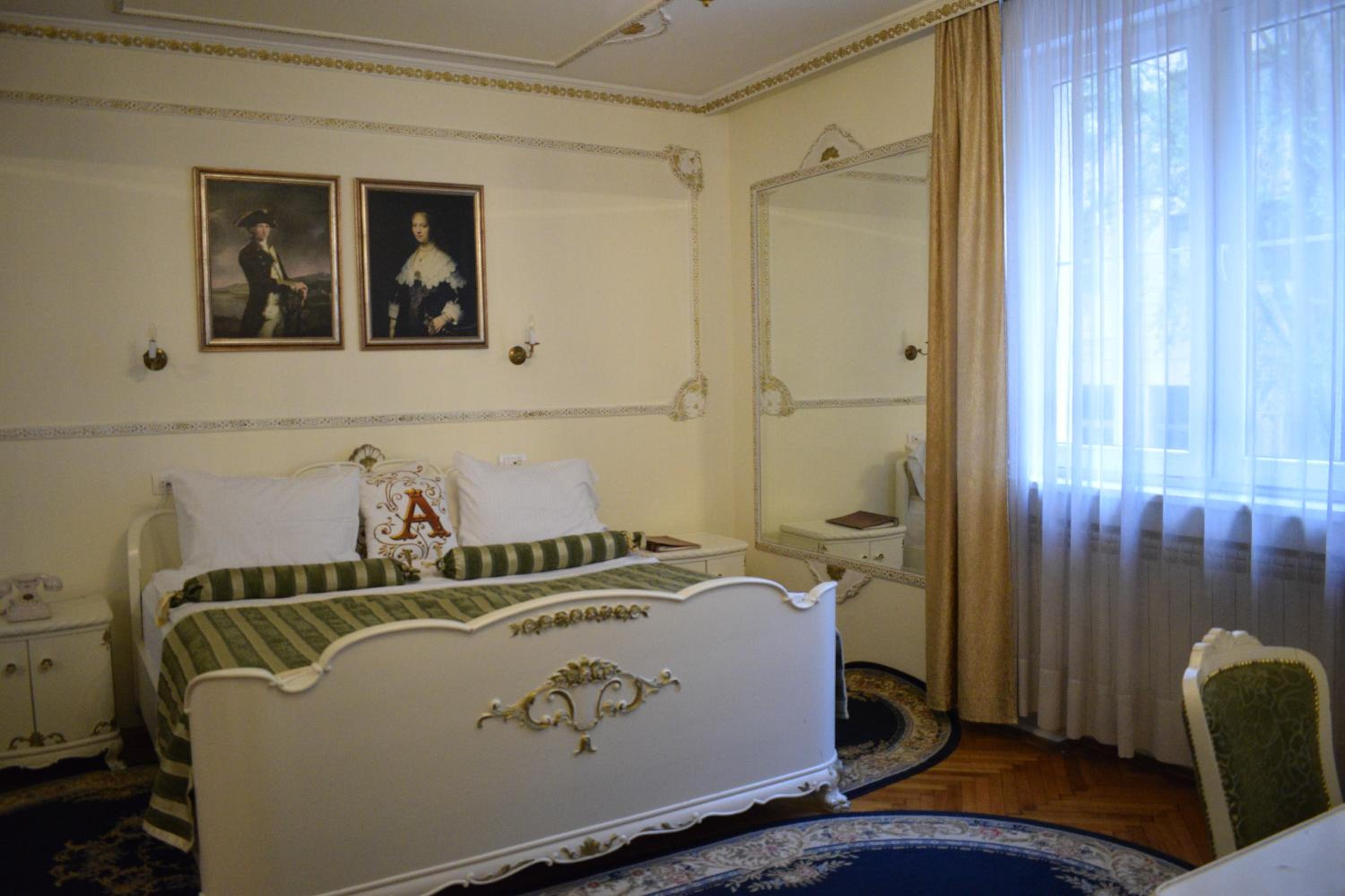 Queen's Suite