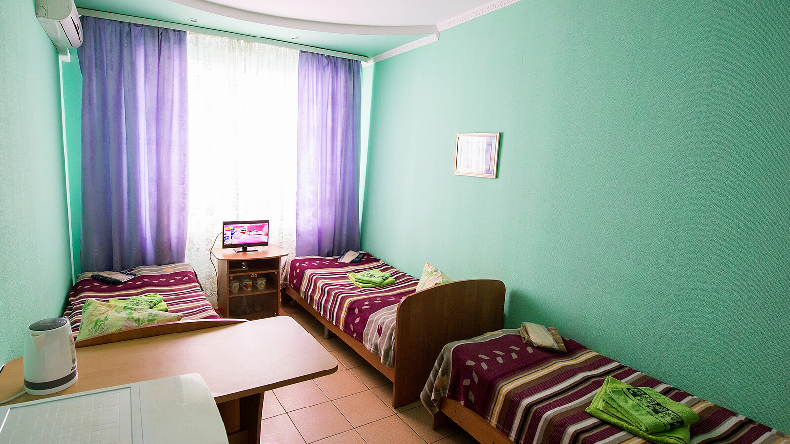 Трехместный номер с собственной ванной комнатой