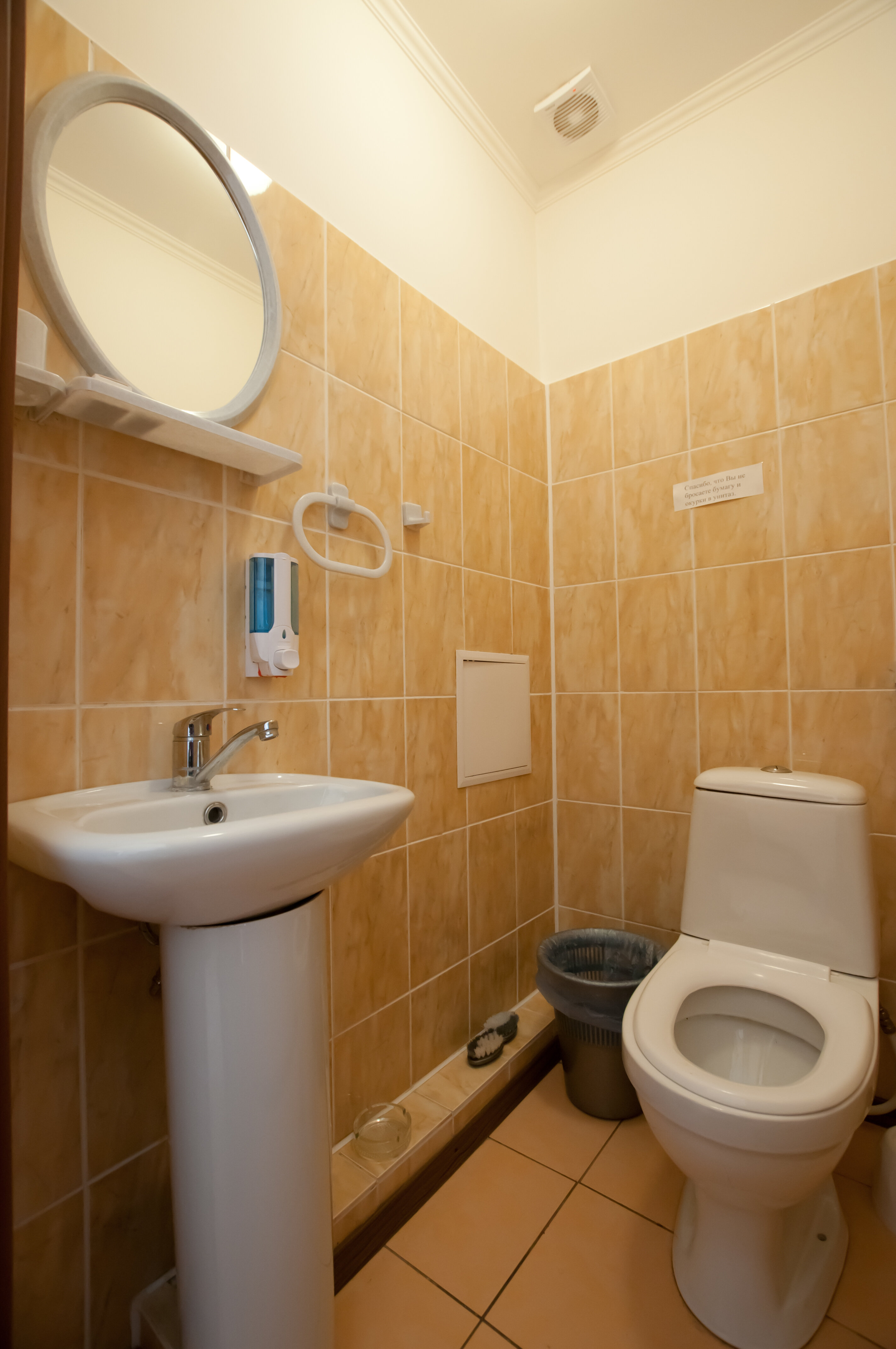 Двухместный номер с 2 отдельными кроватями и общей ванной комнатой