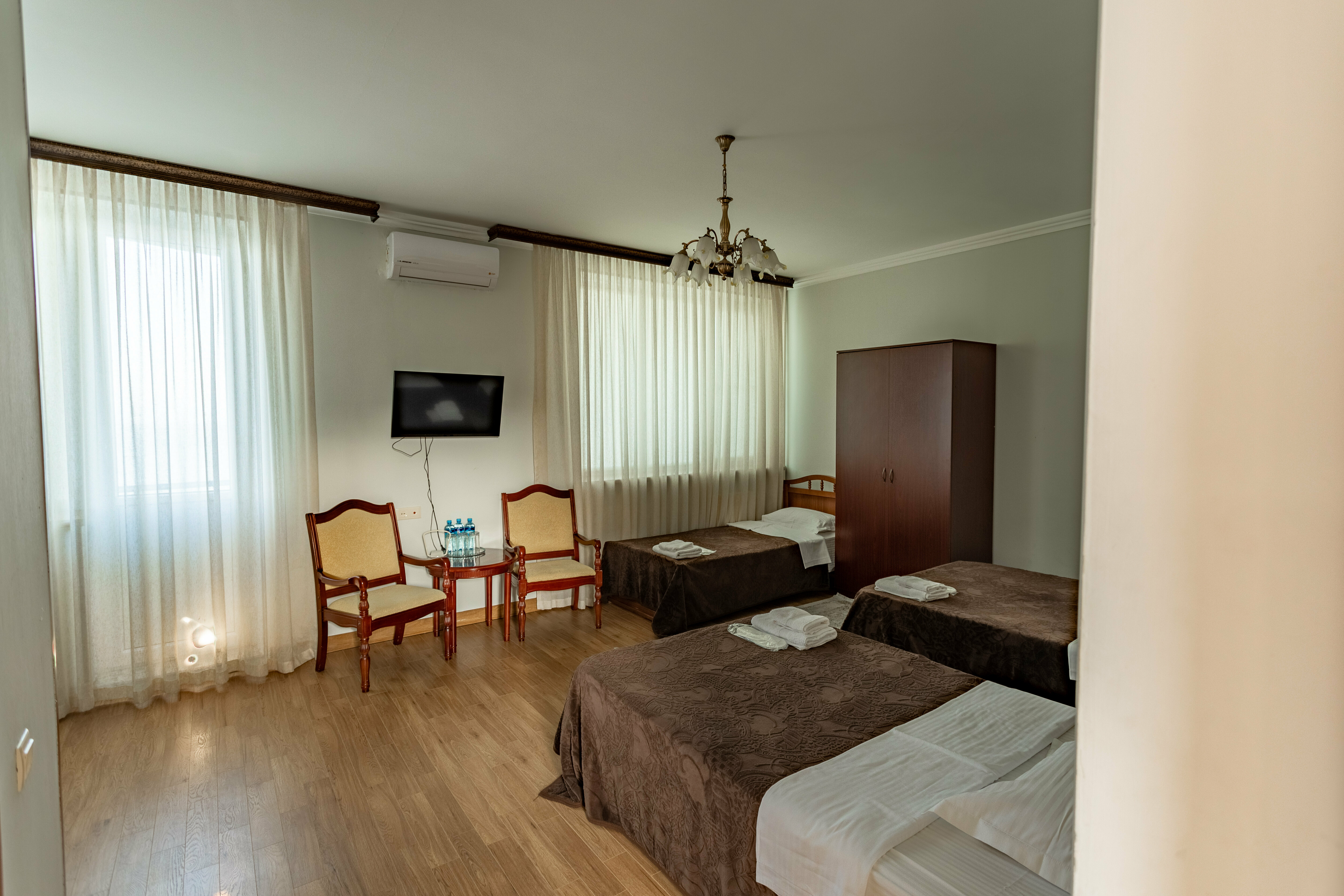 Трехместный номер, с видом на море и с балконом.