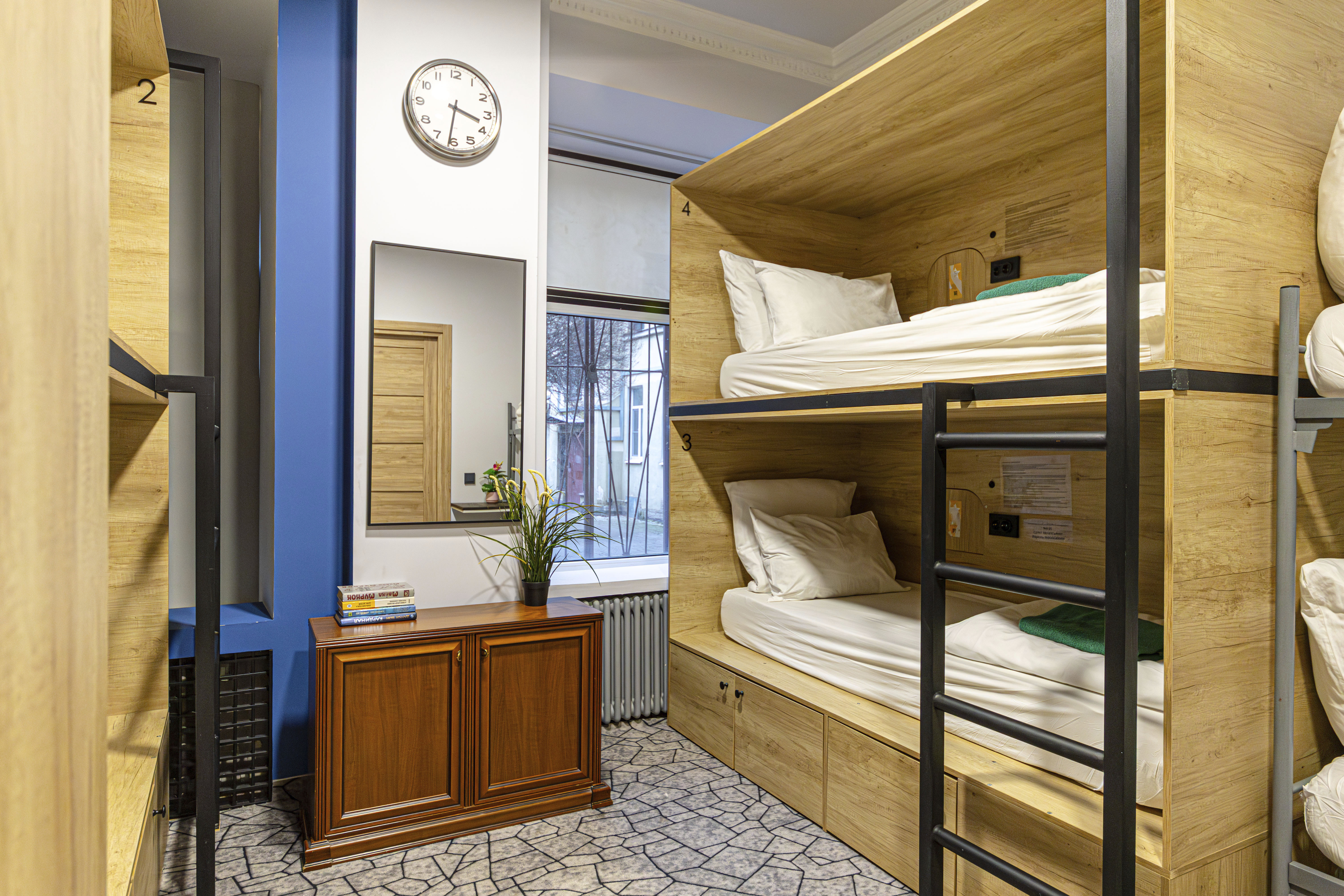 Кровать в общем 6-местном номере для женщин