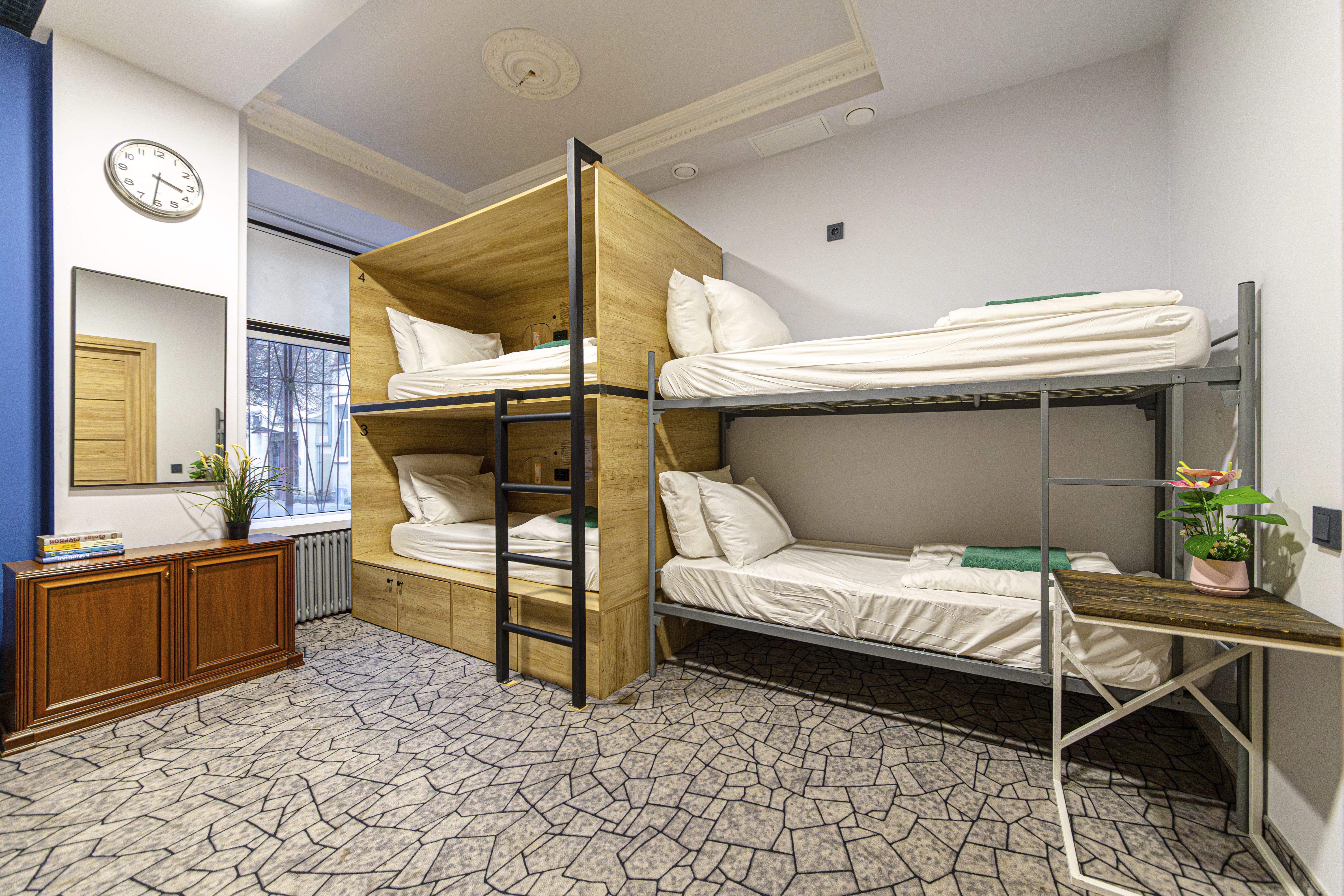 Кровать в общем 6-местном номере для женщин