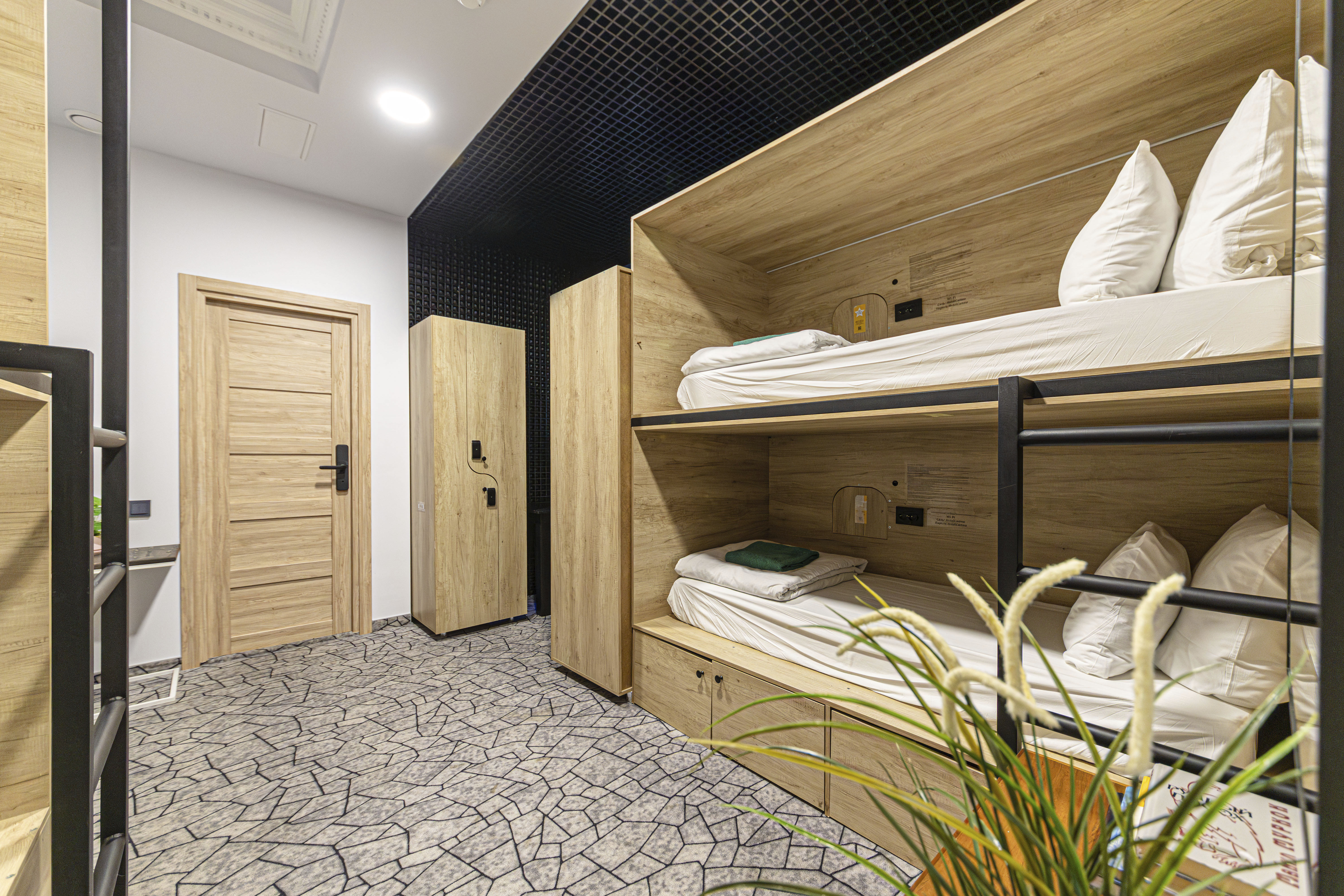 Кровать в общем 6-местном номере для женщин