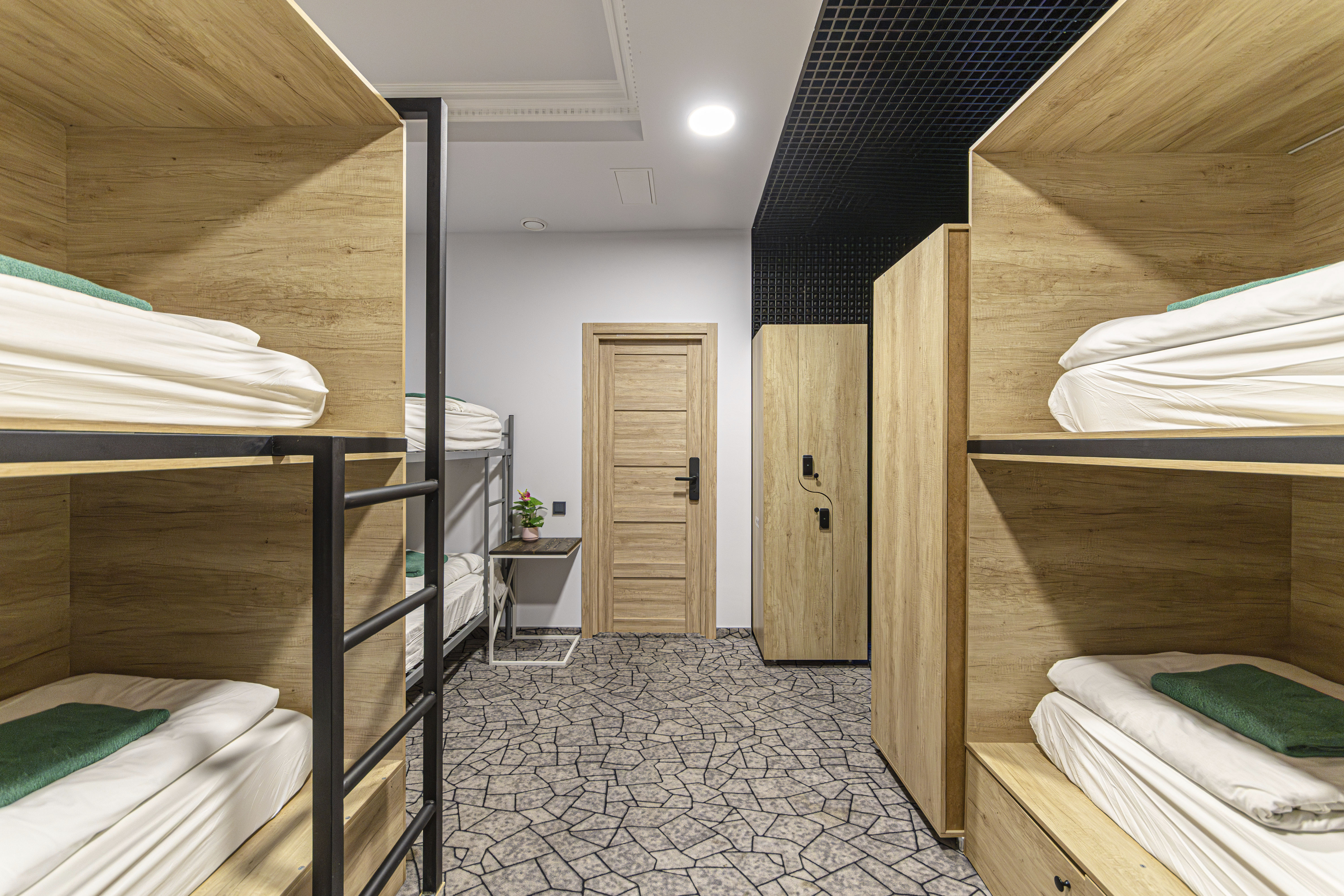 Кровать в общем 6-местном номере для женщин